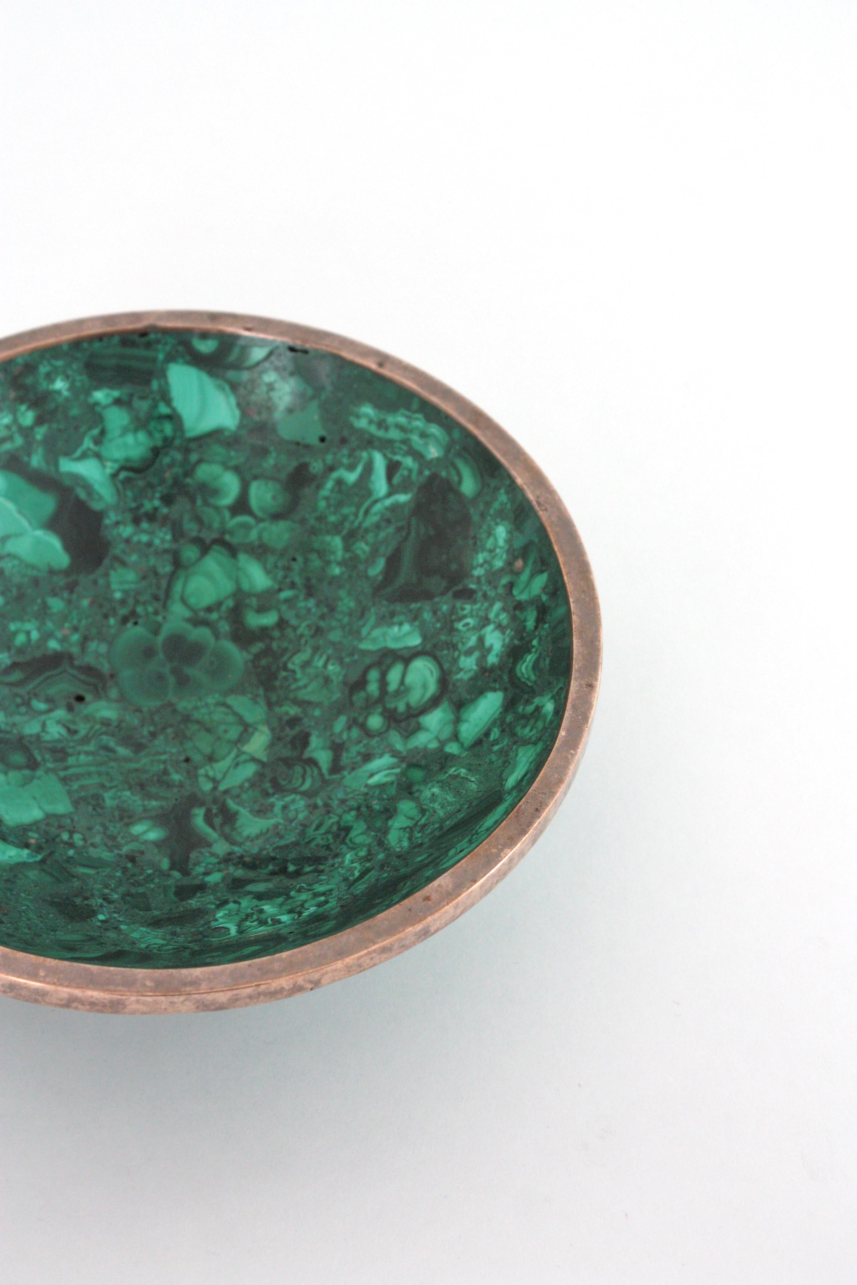 Ciotola rotonda in pietra malachite naturale / Vide-Poche con bordo in metallo, anni '50 in vendita 5