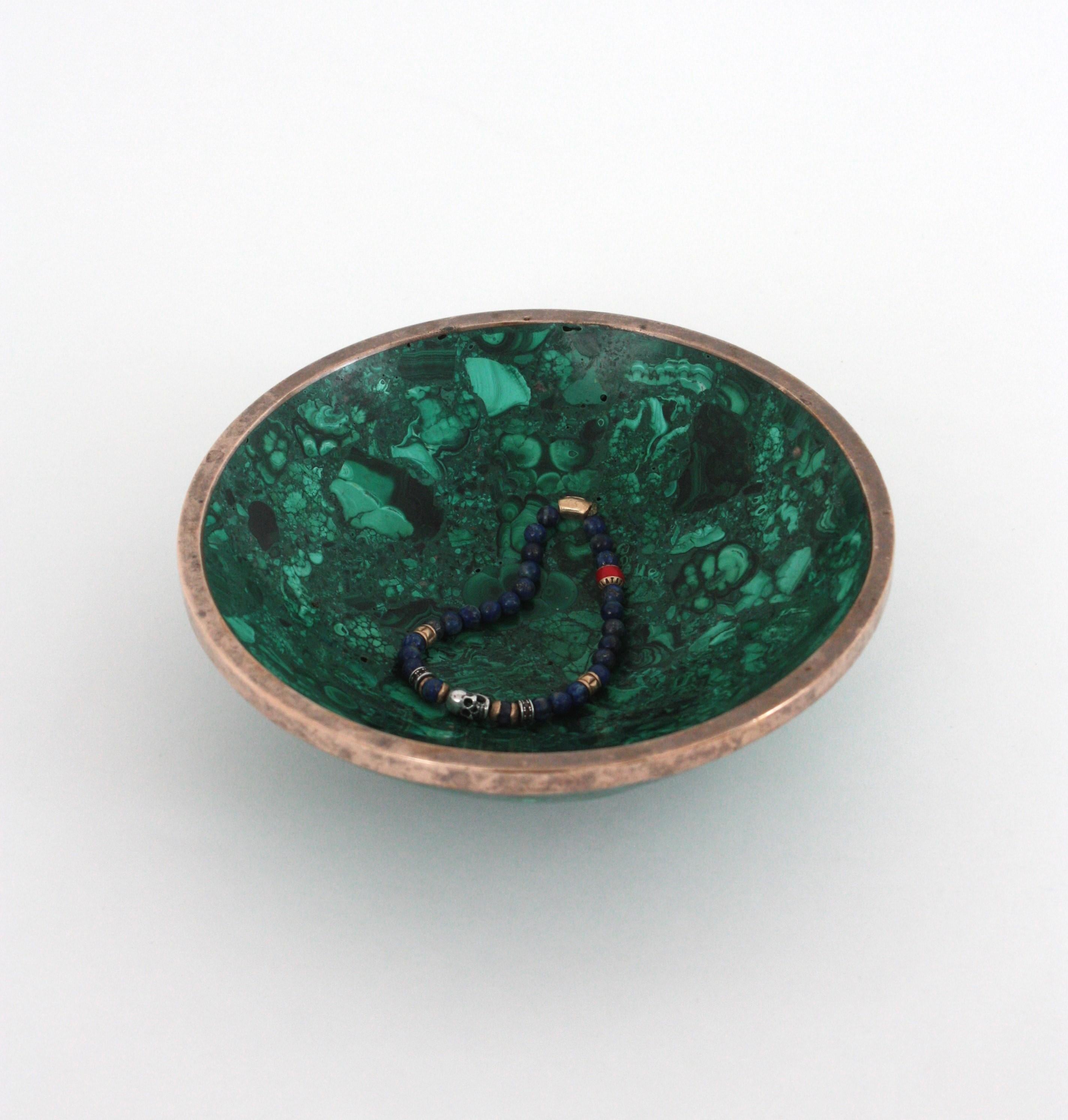 Ciotola rotonda in pietra malachite naturale / Vide-Poche con bordo in metallo, anni '50 in vendita 8