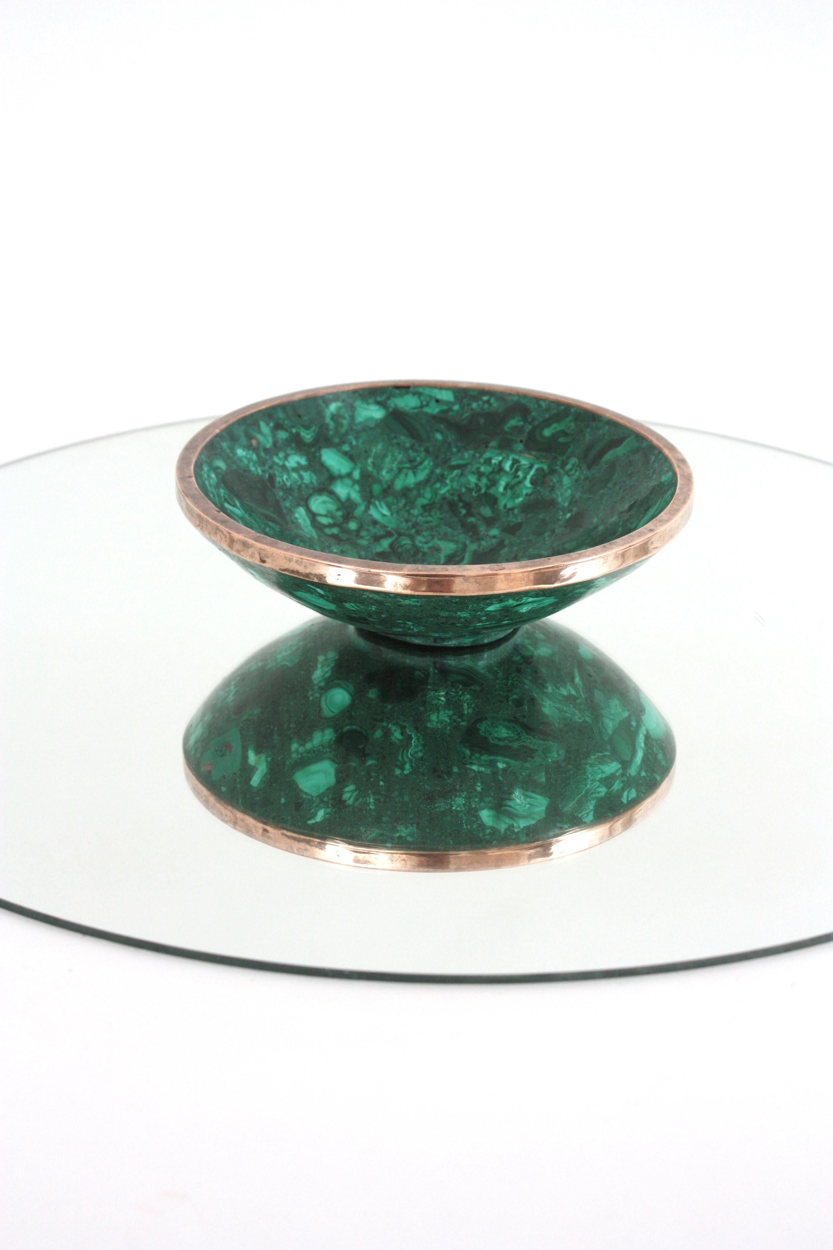 Ciotola rotonda in pietra malachite semi preziosa naturale del 1950 o Vide Poche con bordo in metallo argentato.
Can può essere utilizzato come vide-poche, portacaramelle o portagioie.
Bellissime tonalità di verde smeraldo e verde chiaro.
Misure: