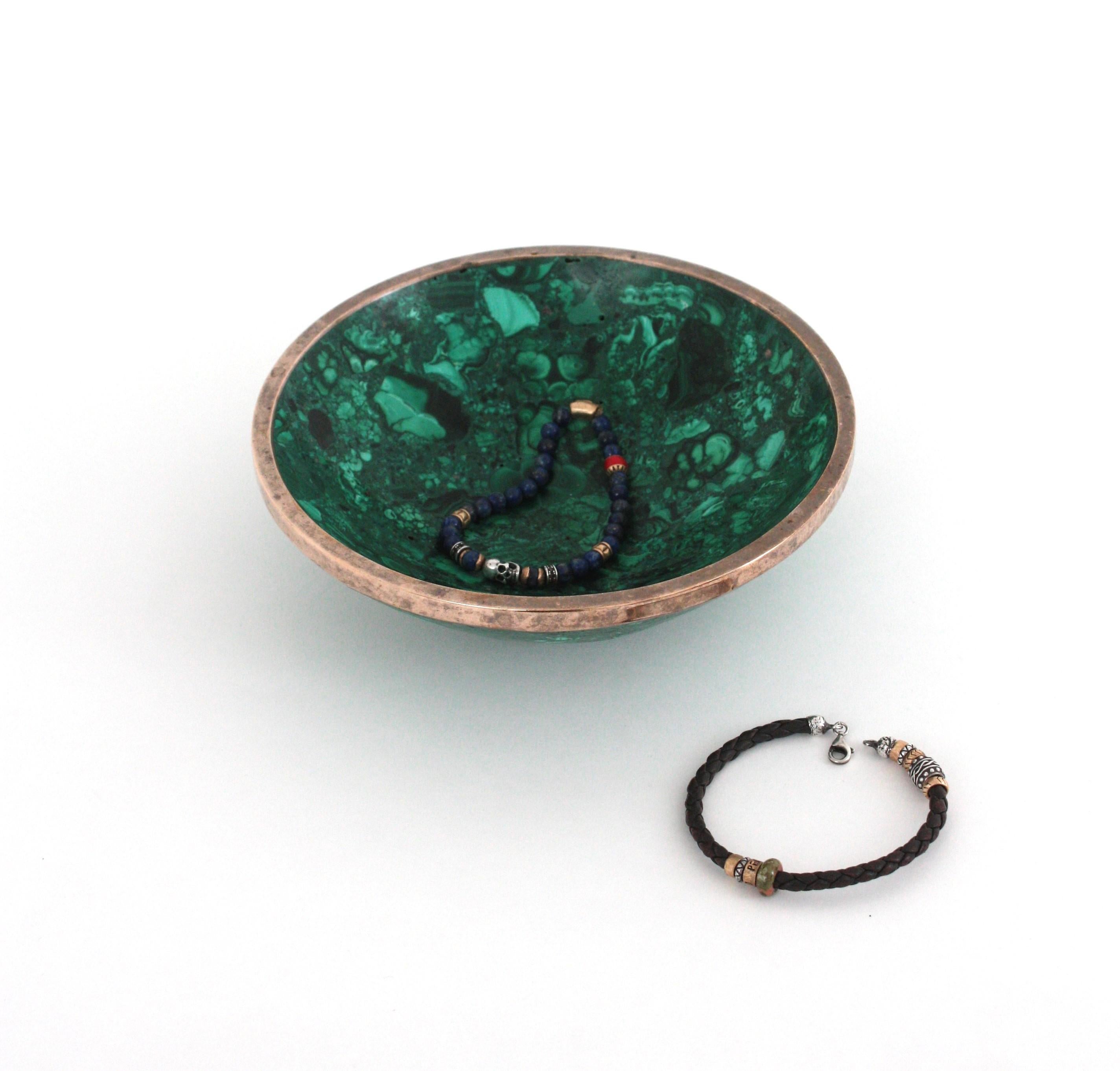 Mid-Century moderno Ciotola rotonda in pietra malachite naturale / Vide-Poche con bordo in metallo, anni '50 in vendita