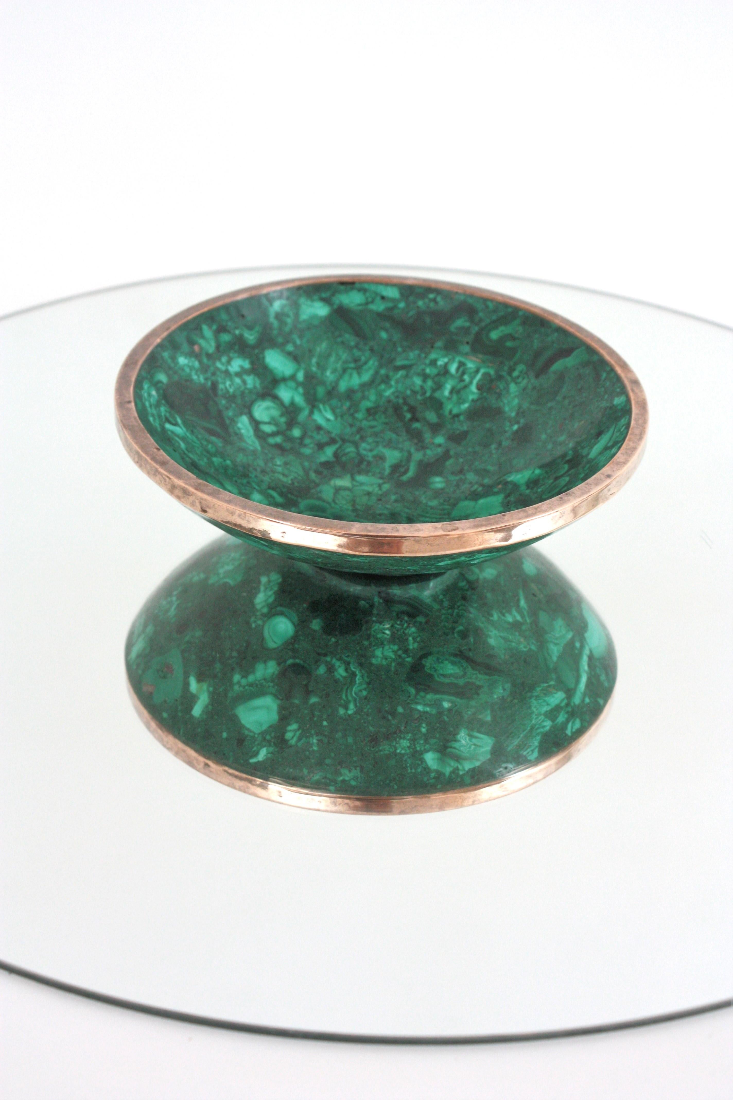 Spagnolo Ciotola rotonda in pietra malachite naturale / Vide-Poche con bordo in metallo, anni '50 in vendita