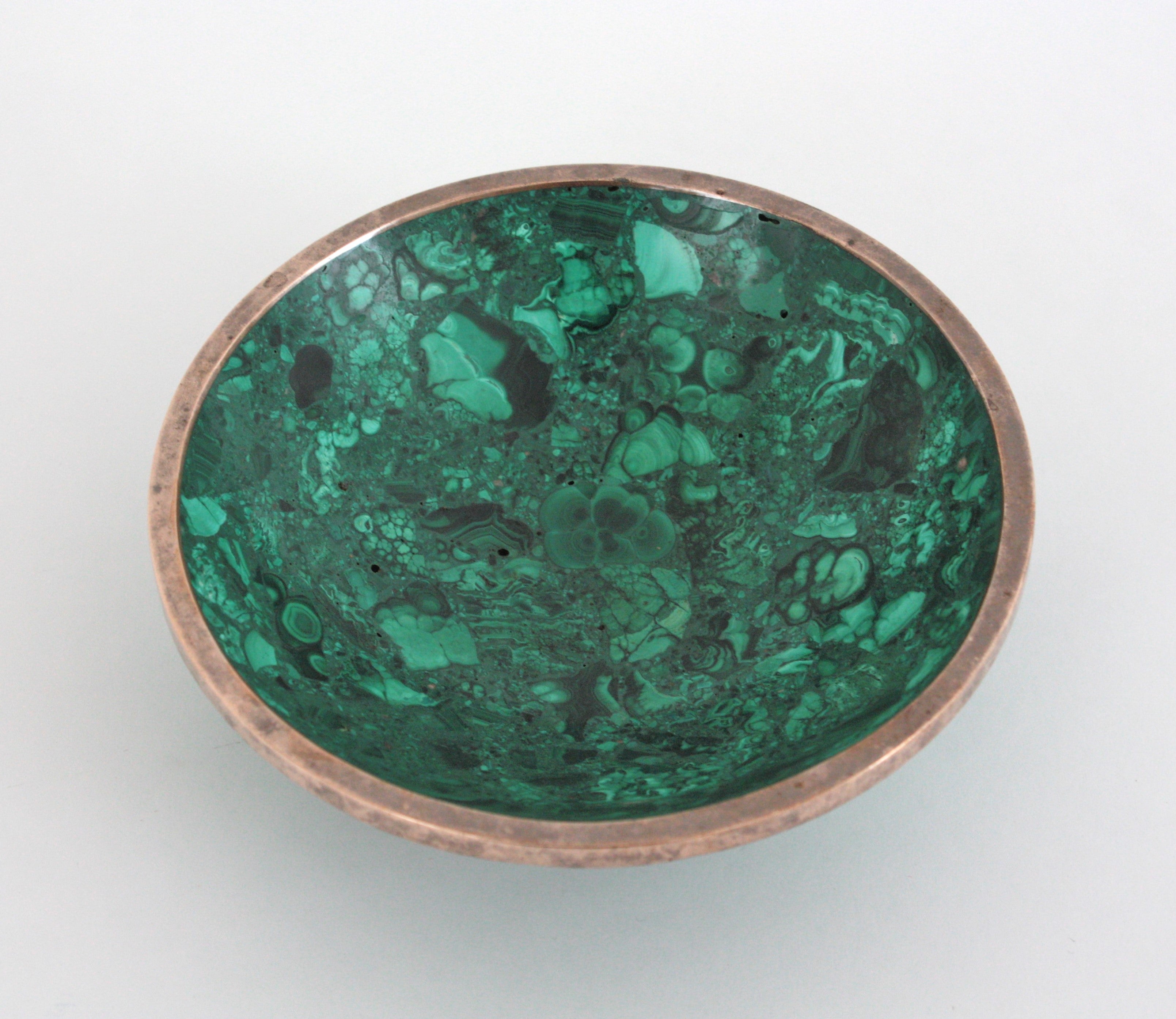 Lucidato Ciotola rotonda in pietra malachite naturale / Vide-Poche con bordo in metallo, anni '50 in vendita