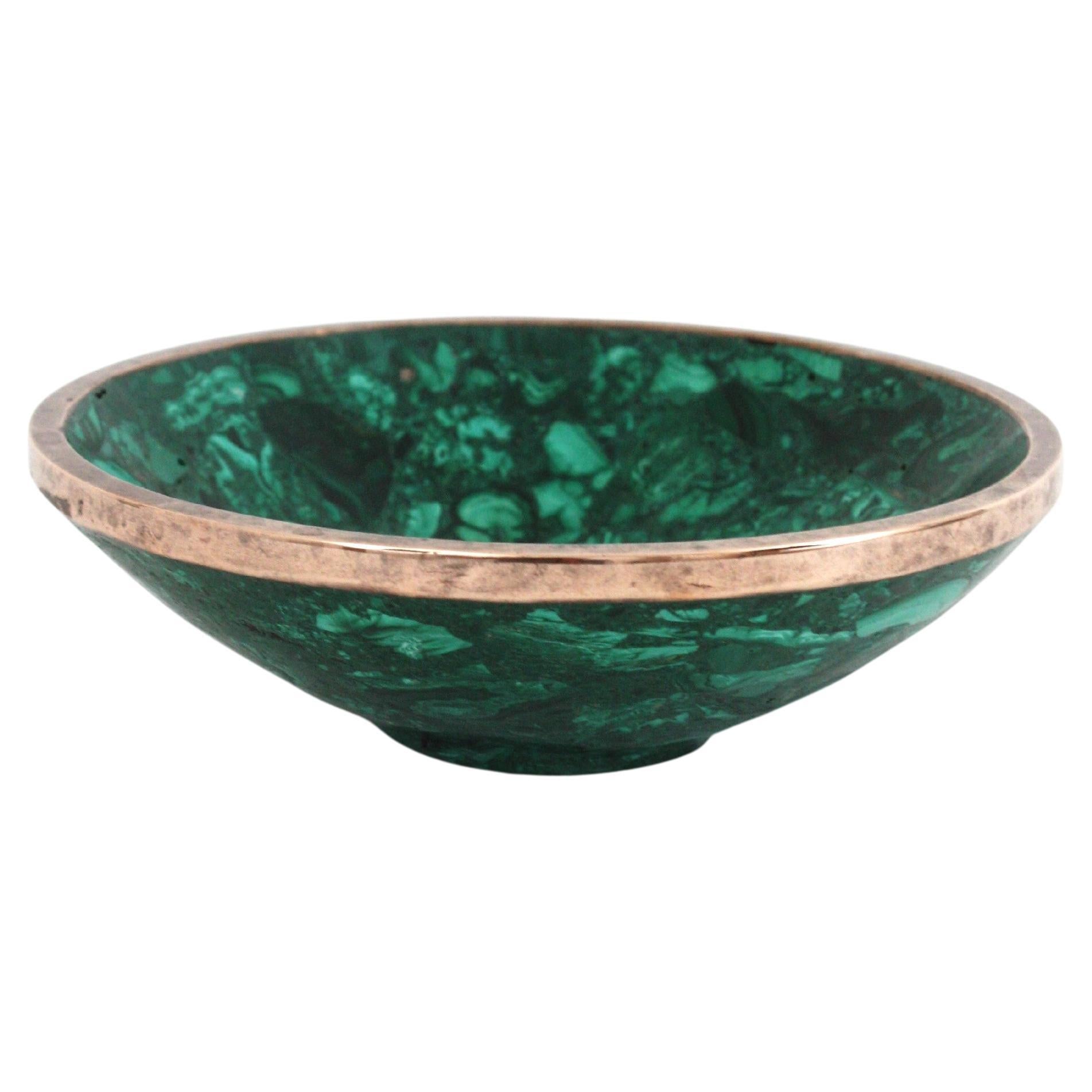 Ciotola rotonda in pietra malachite naturale / Vide-Poche con bordo in metallo, anni '50 In condizioni buone in vendita a Barcelona, ES