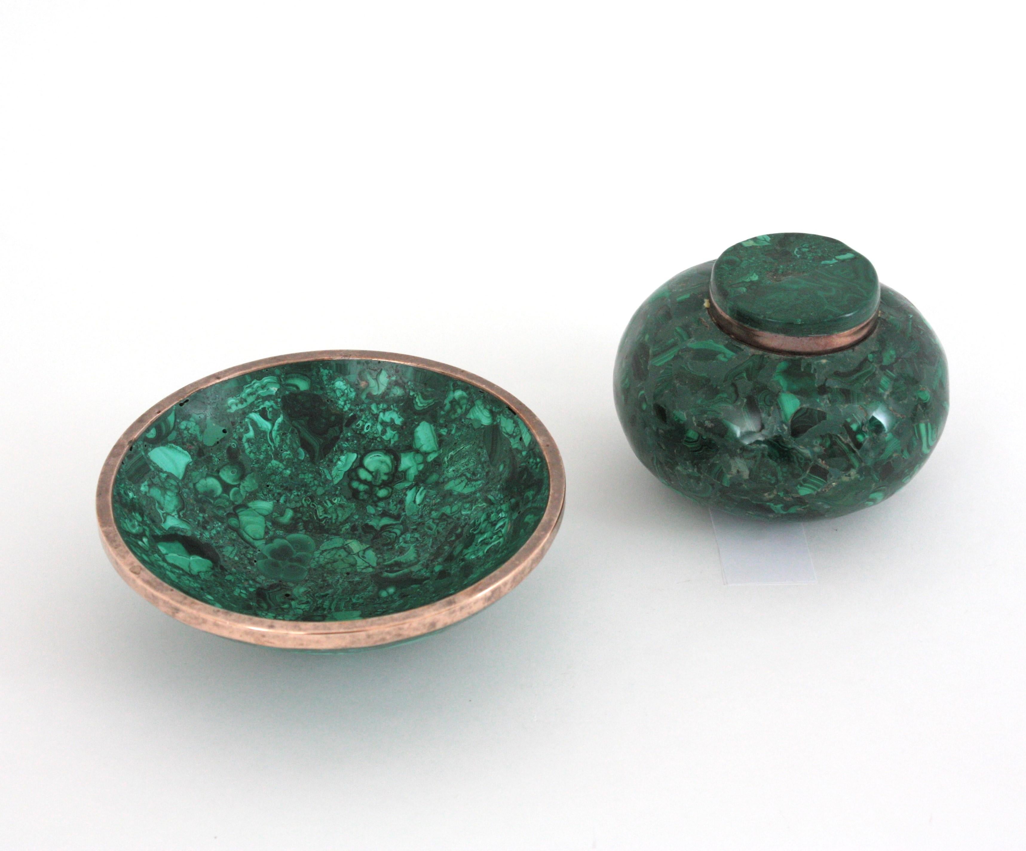 XX secolo Ciotola rotonda in pietra malachite naturale / Vide-Poche con bordo in metallo, anni '50 in vendita