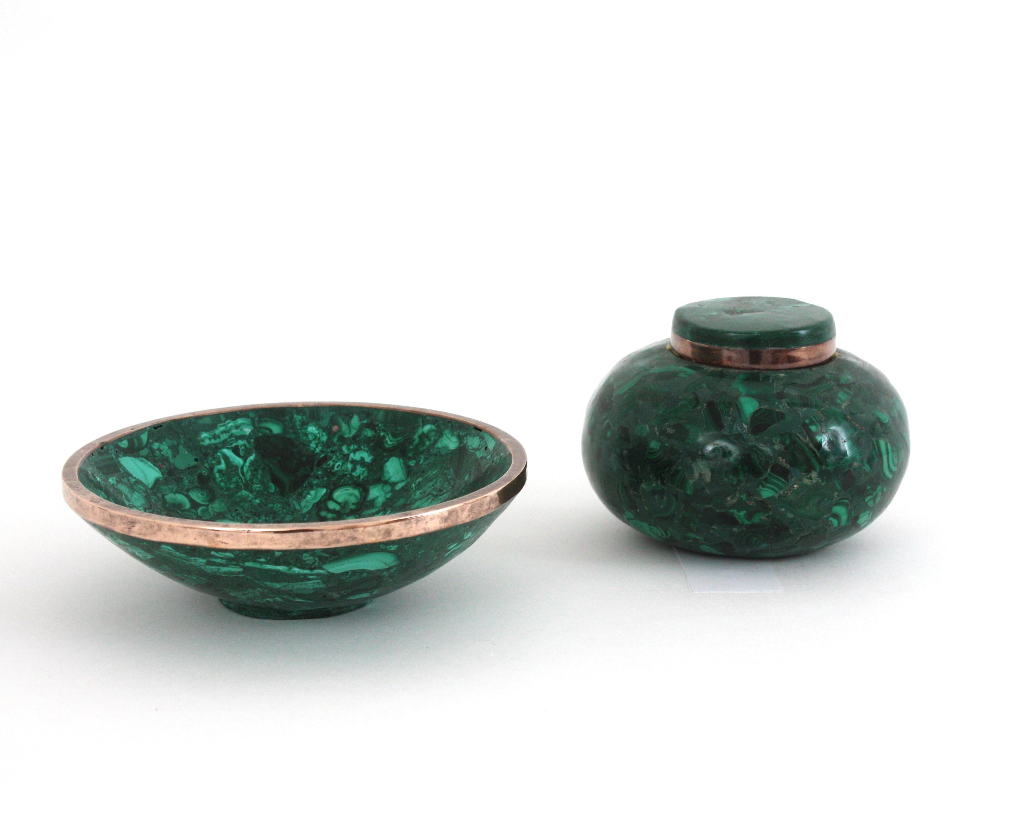 Ciotola rotonda in pietra malachite naturale / Vide-Poche con bordo in metallo, anni '50 in vendita 1