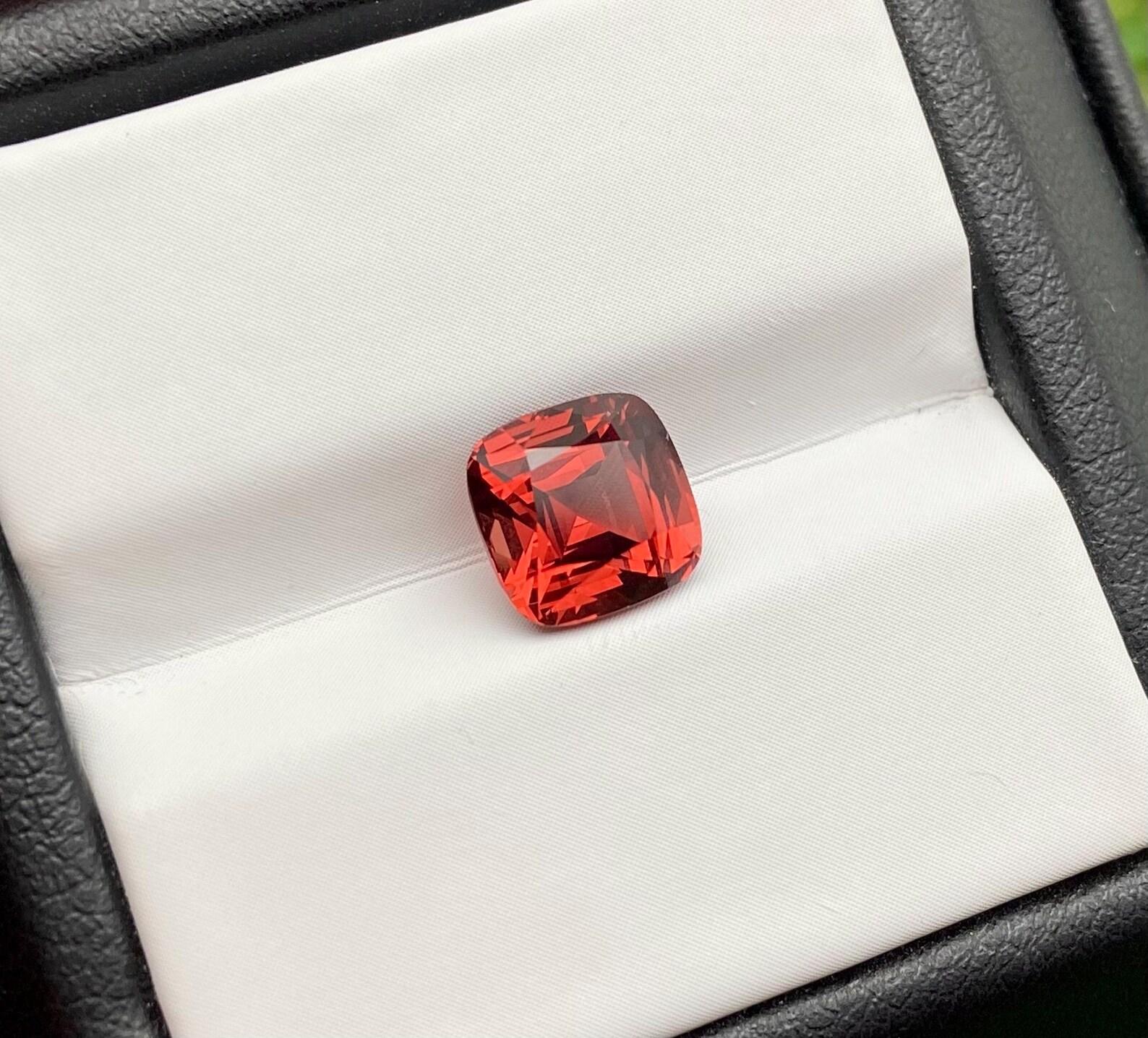 Natural Malaya Garnet Loose Gemstone 2.62 Ct., Cushion, Tanzania, Certificate In New Condition For Sale In Daugavpils, LV