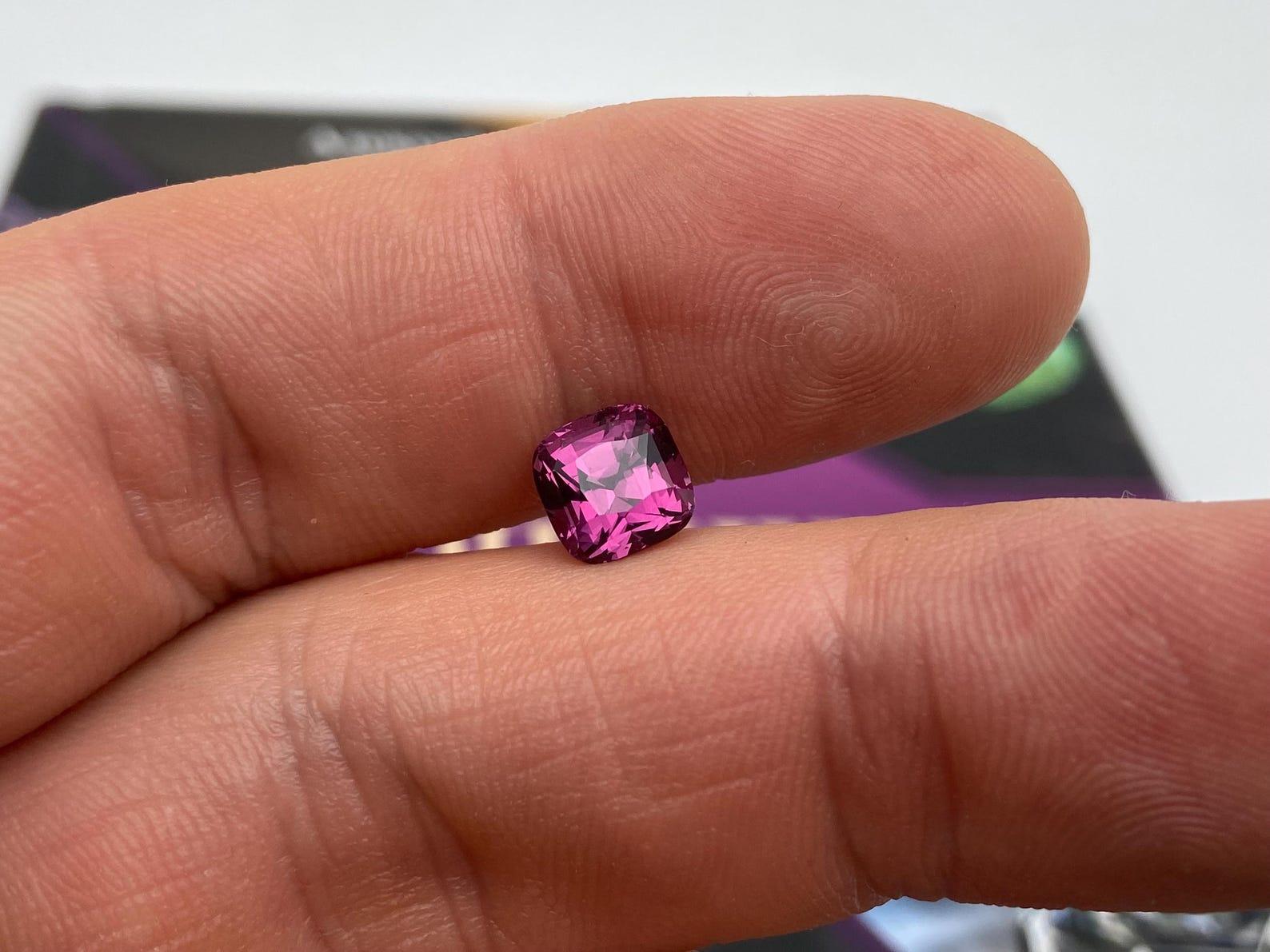 Pierre précieuse non sertie de 3,17 carats, taille coussin, certificat GFCO en vente 1