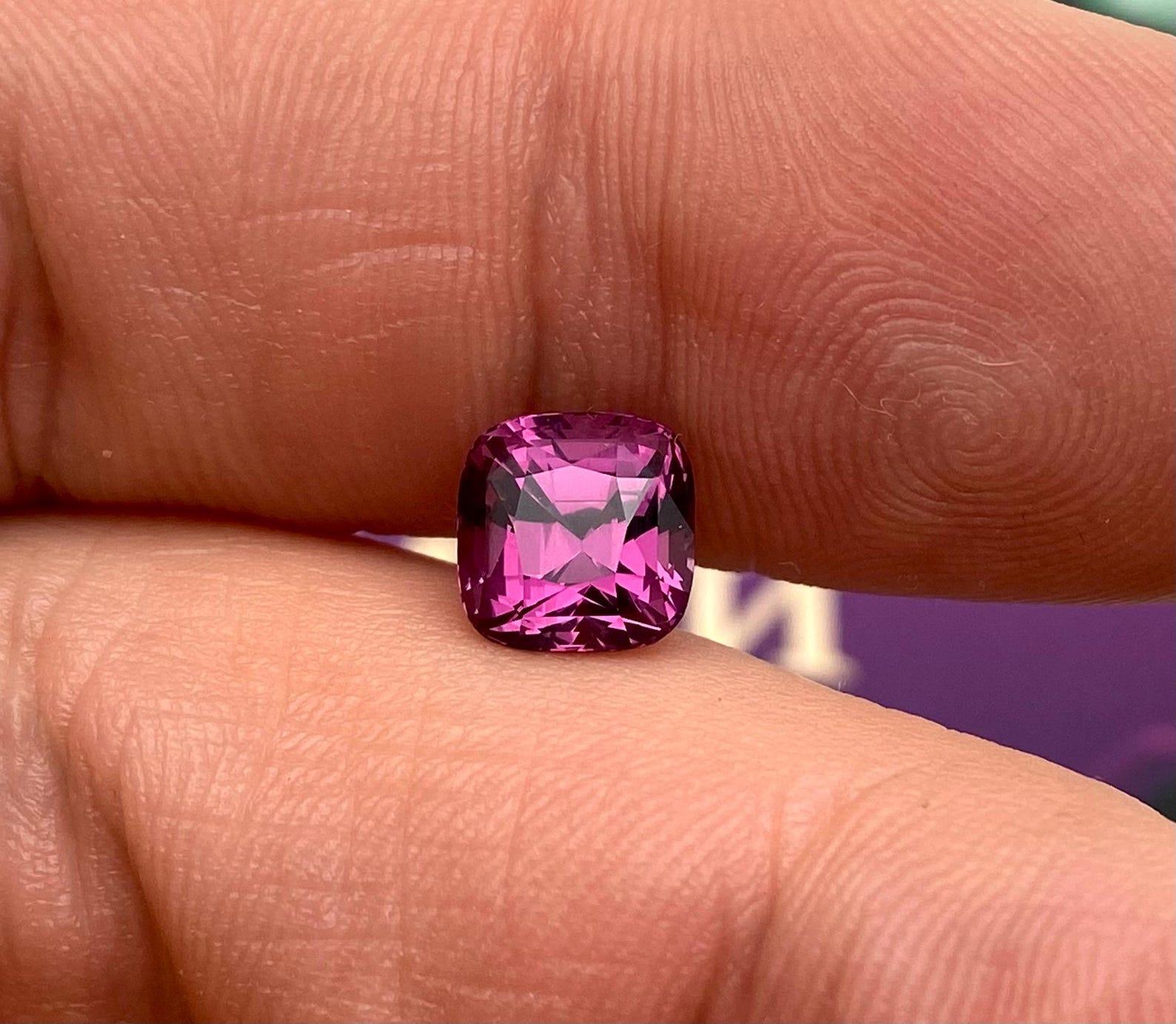 Pierre précieuse non sertie de 3,17 carats, taille coussin, certificat GFCO en vente 3