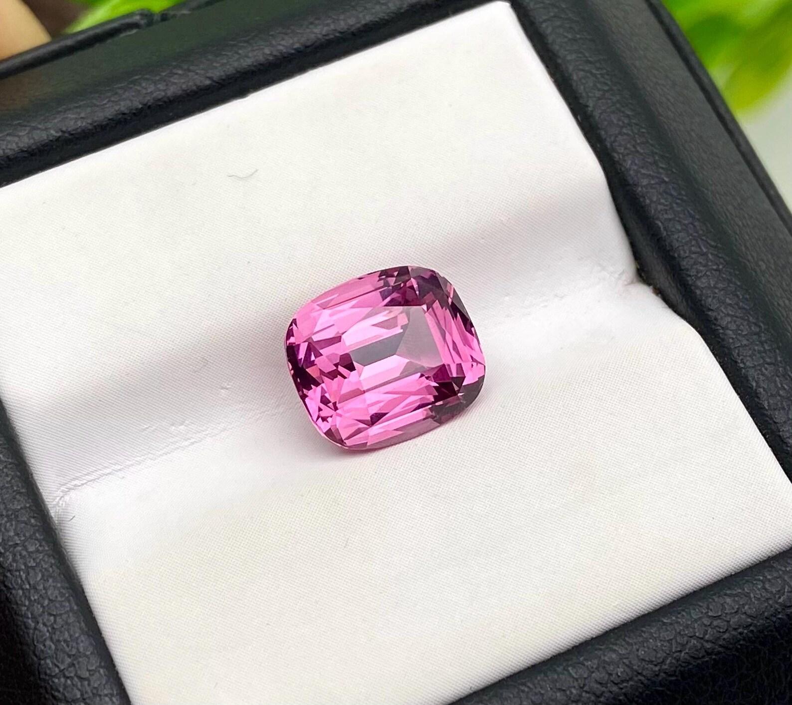 Natürlicher Malaya-Granat, loser Edelstein, 4,73 Karat, seltene Farbe, Kissenschliff, Herkunft Tansania. Zertifikat.

Labor zertifiziert GFCO
Edelsteinfarbe: Rosa
Edelstein-Typ: Granat
Größe des Edelsteins: 9,58x8,43x6,46 mm
Schnittnote: Sehr
