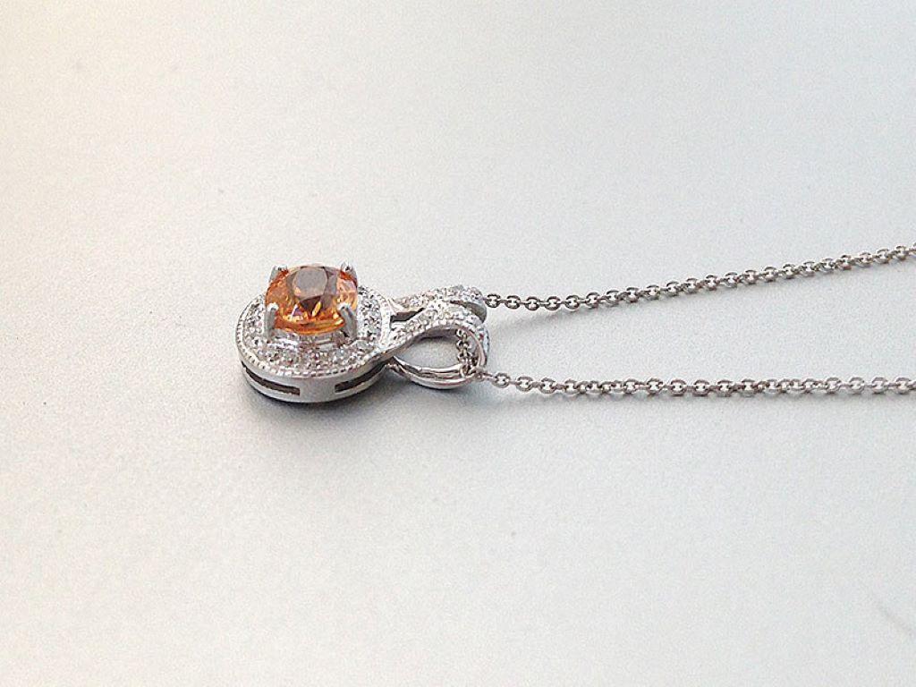 Pendentif en or blanc 14 carats avec diamants et grenat mandarin naturel de 0,83 carat Neuf - En vente à Los Angeles, CA