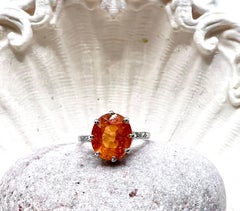 Anillo de oro blanco de 18 quilates con granate espessartita natural de color mandarina y diamantes