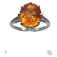 Anillo de oro blanco de 18 quilates con granate espessartita natural de color mandarina y diamantes