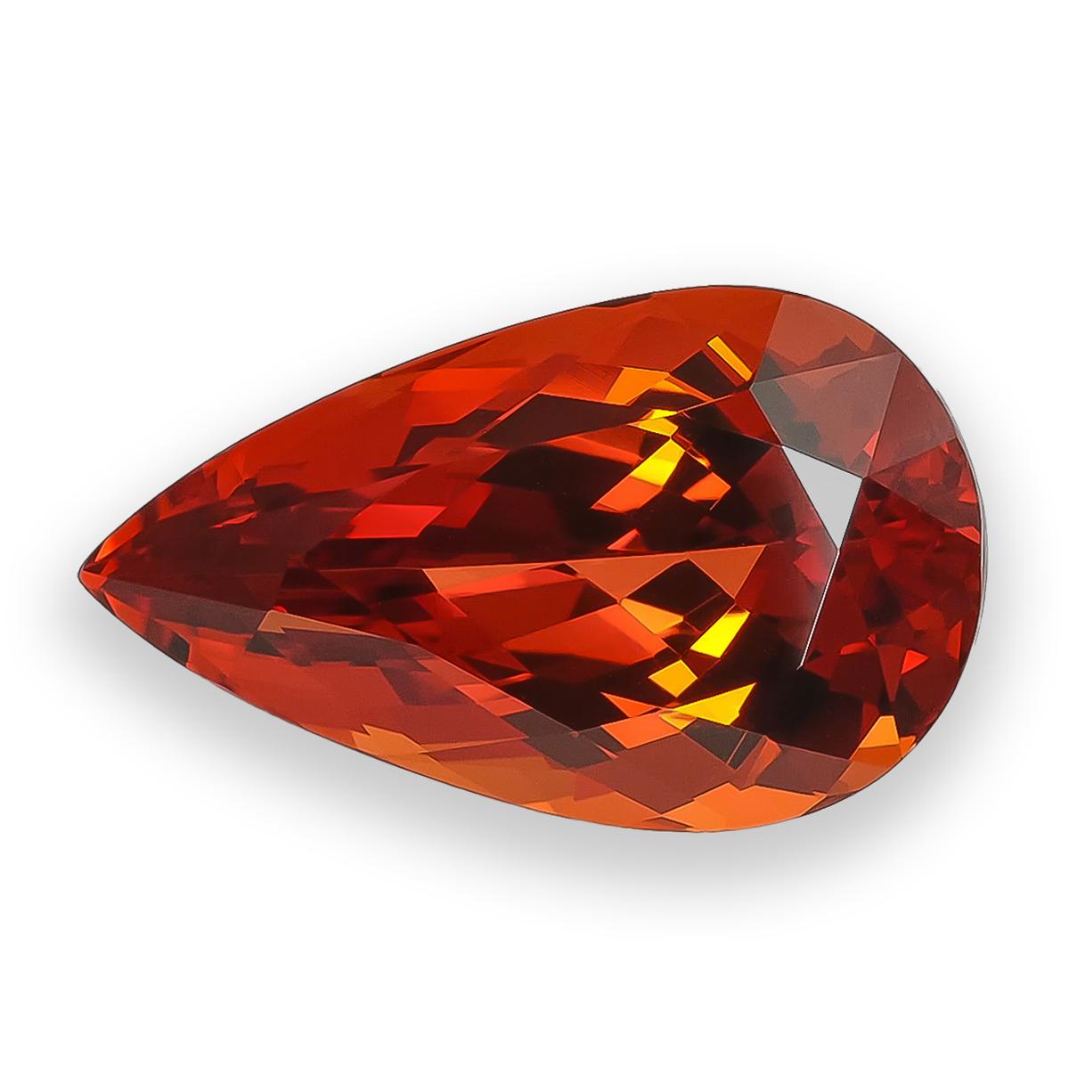 Scopri il fascino vivido di questo granato naturale di mandarino-spessartite da 13,57 carati, sapientemente tagliato in una graziosa forma a pera e certificato dal Guild Gem Lab. La sua tonalità arancione scuro e la sua eccezionale limpidezza la
