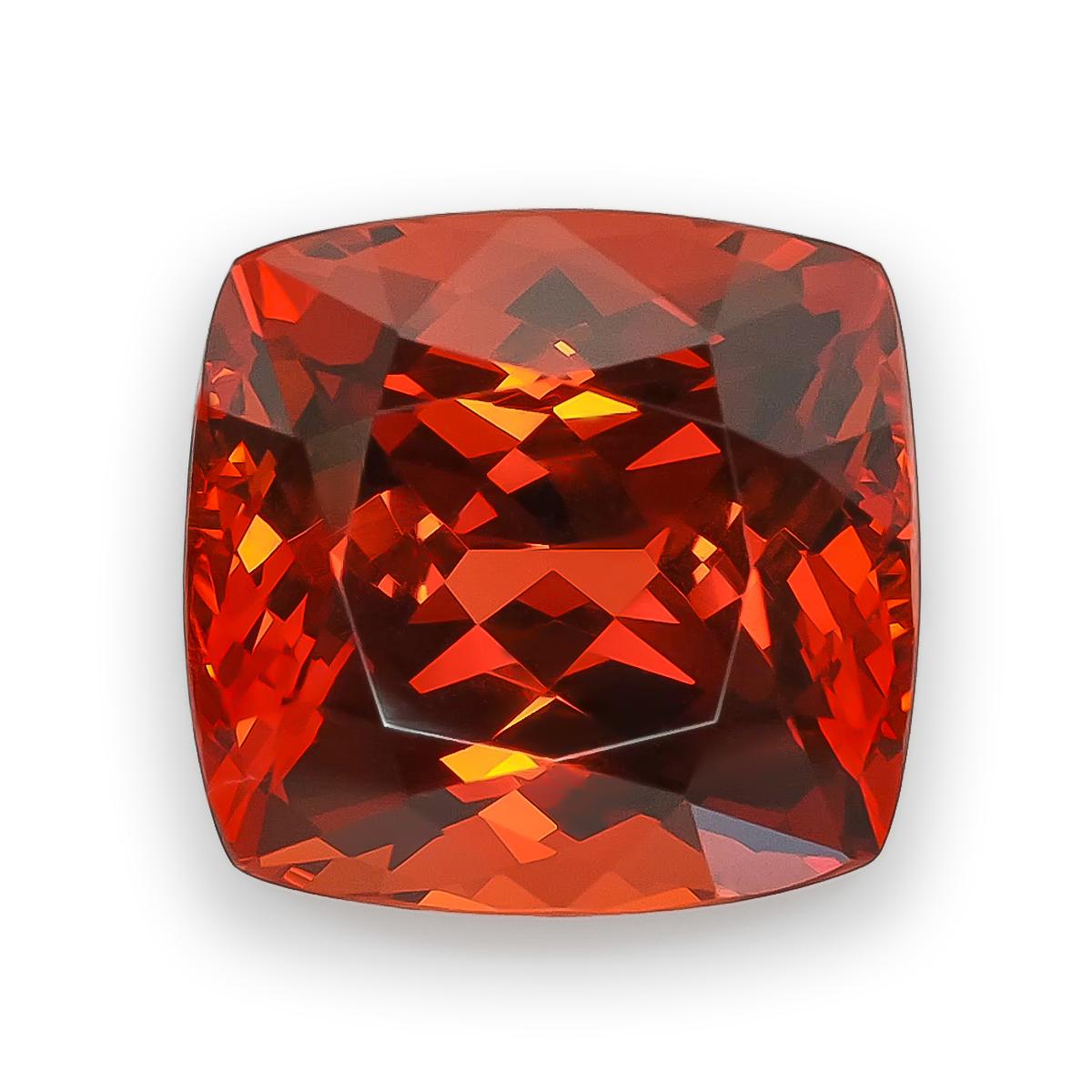 Scopri la straordinaria bellezza di questo granato mandarino-spessartite naturale da 20,18 carati, una gemma nota per la sua audace tonalità arancione scuro e la sua notevole limpidezza. Con una forma a cuscino e certificato dal Guild Gem Lab,
