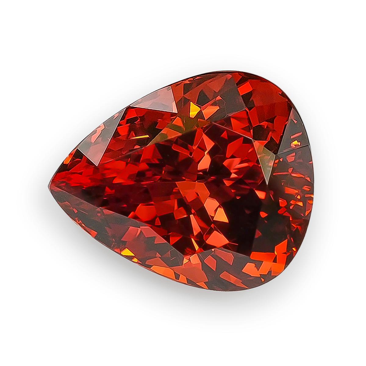 Descubre el ardiente brillo de este granate mandarina-espesartita natural de 32,40 quilates, una gema famosa por su vívida saturación y excepcional claridad. Certificada por el Guild Gem Lab, esta gema en forma de pera muestra un rico tono naranja