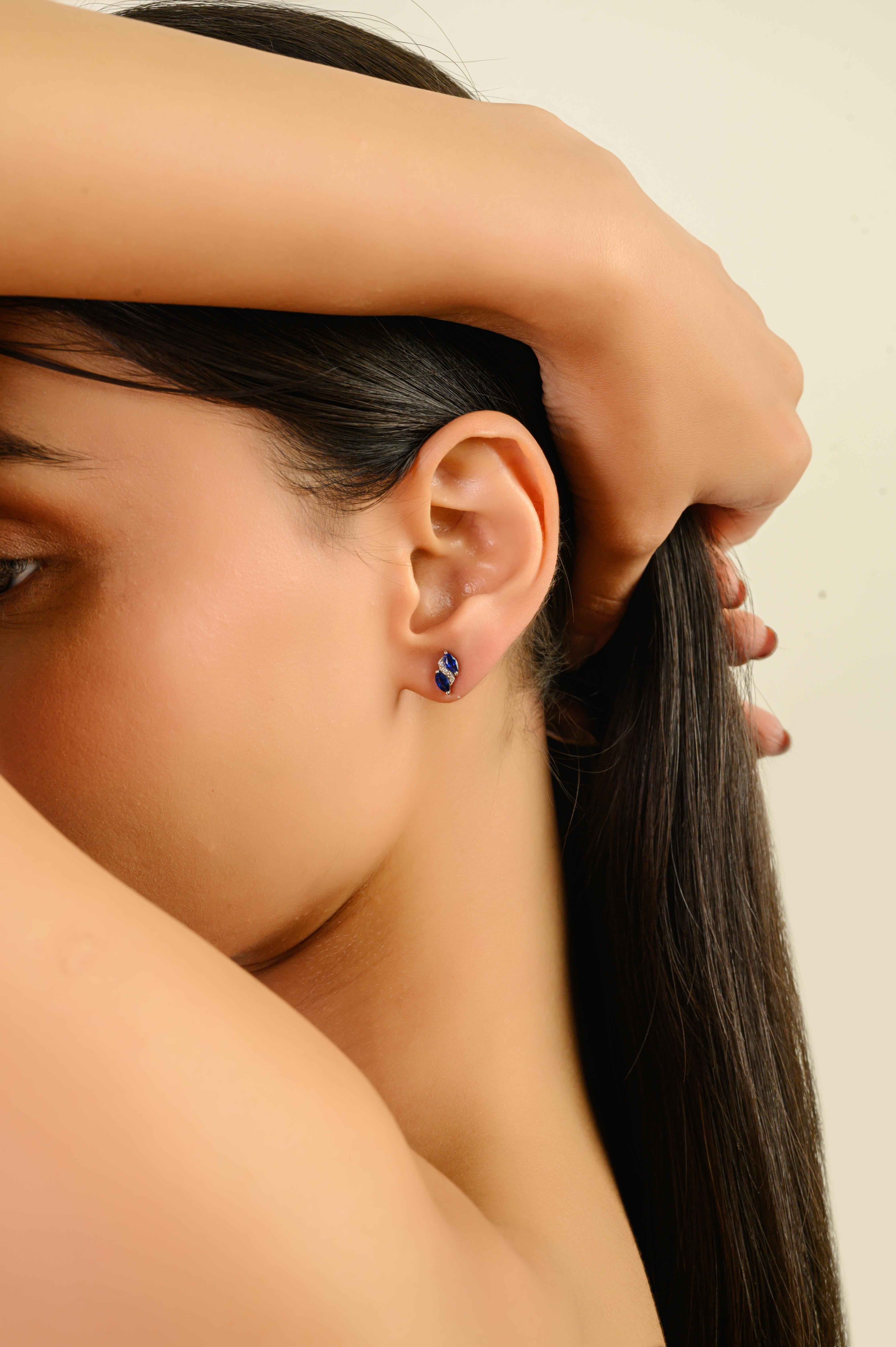 Boucles d'oreilles en or blanc 14K avec saphir bleu marquis naturel et diamant en grappe Pour femmes en vente