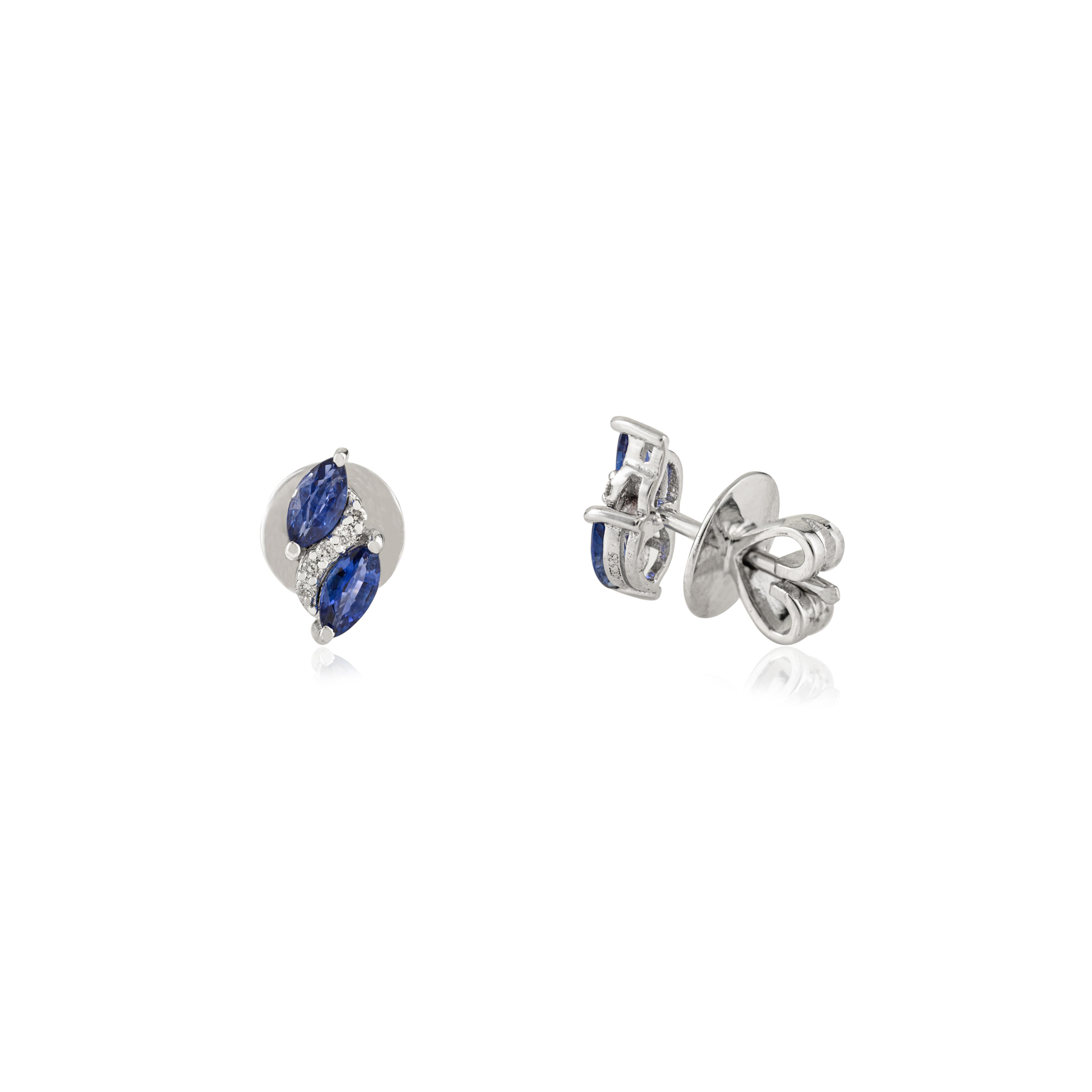 Boucles d'oreilles en or blanc 14K avec saphir bleu marquis naturel et diamant en grappe en vente 1