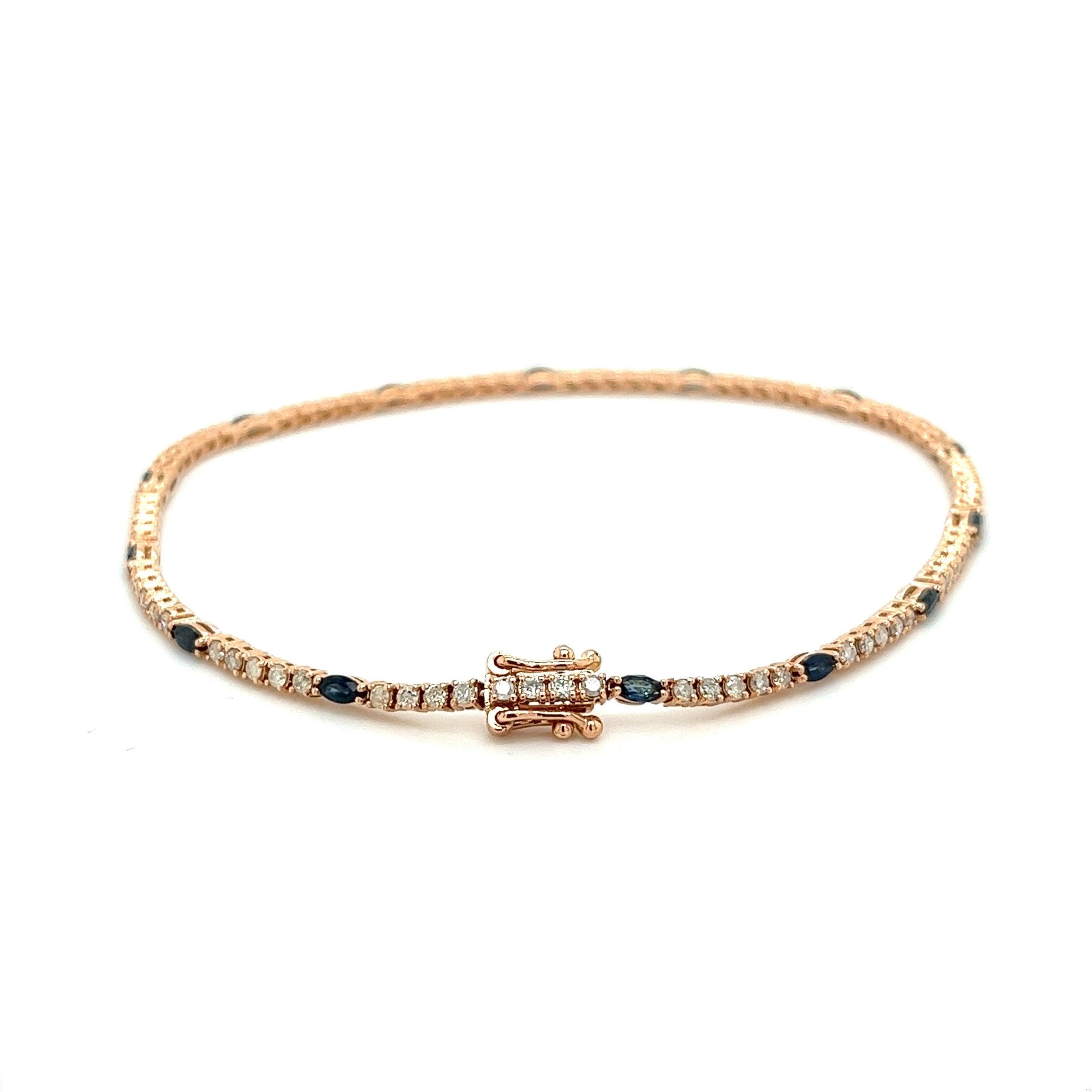 Questo articolo è realizzato su ordinazione. I pesi dei carati, i pesi dell'oro e le misure sono soggetti a leggere variazioni. 

Bracciale tennis con diamanti naturali taglio rotondo e zaffiri blu taglio marquise in oro rosa 18 carati. Montato in