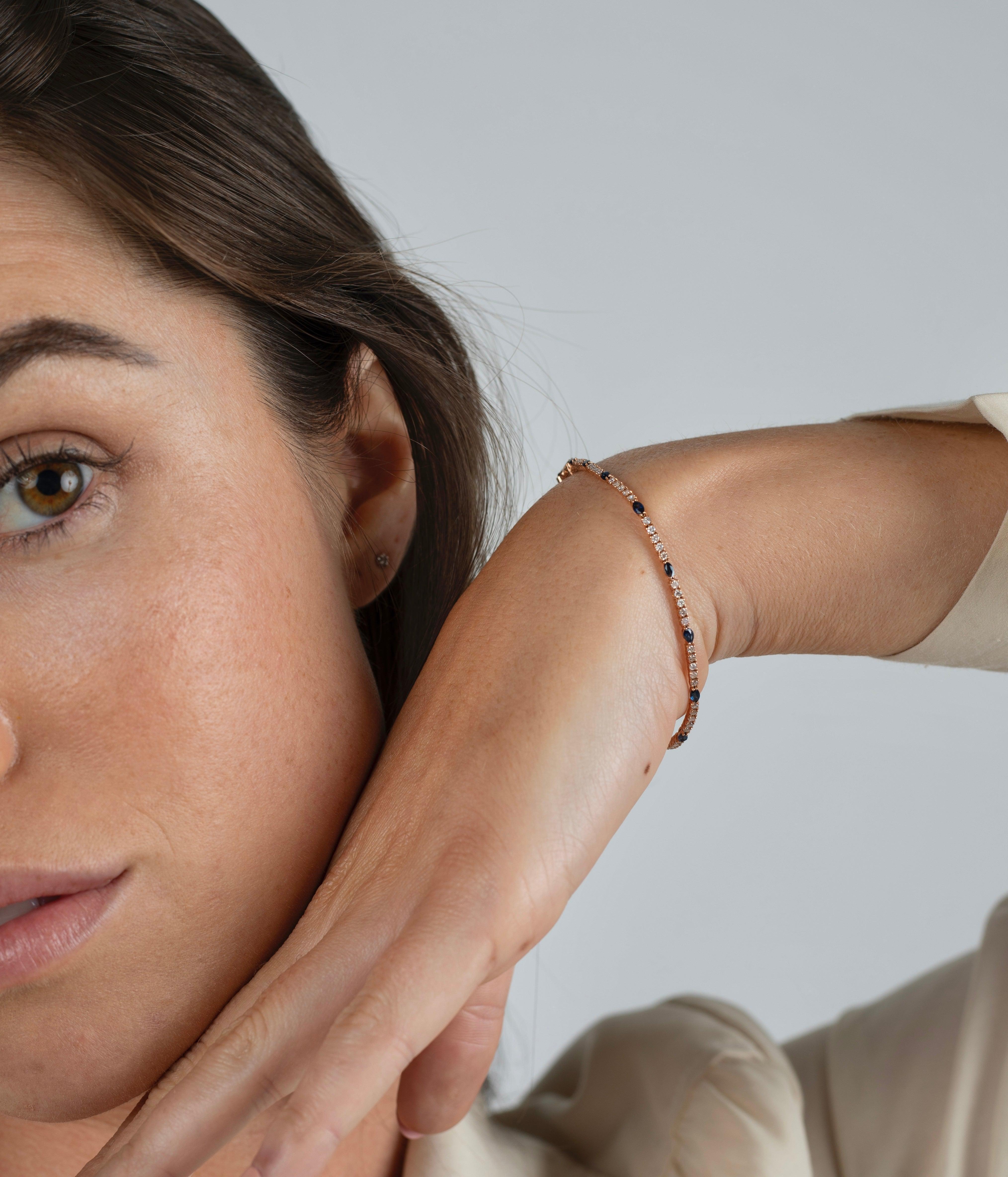 Taglio brillante Bracciale tennis con zaffiro blu marquise e diamante rotondo in oro rosa 18 carati Nature in vendita