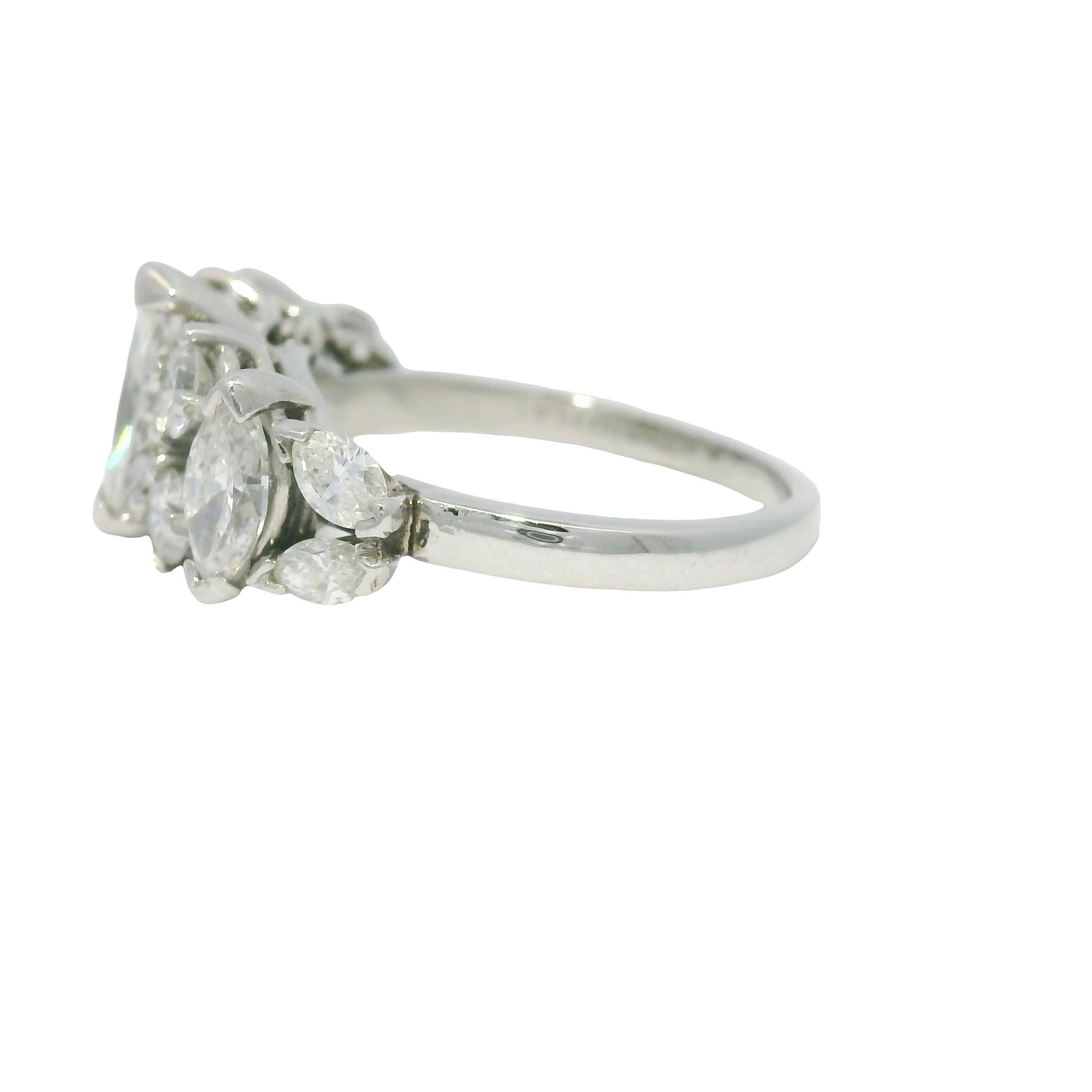 Natural Marquise Cut Diamond With Accent Side Stones Platinum Ring In Stock Moderno en venta
