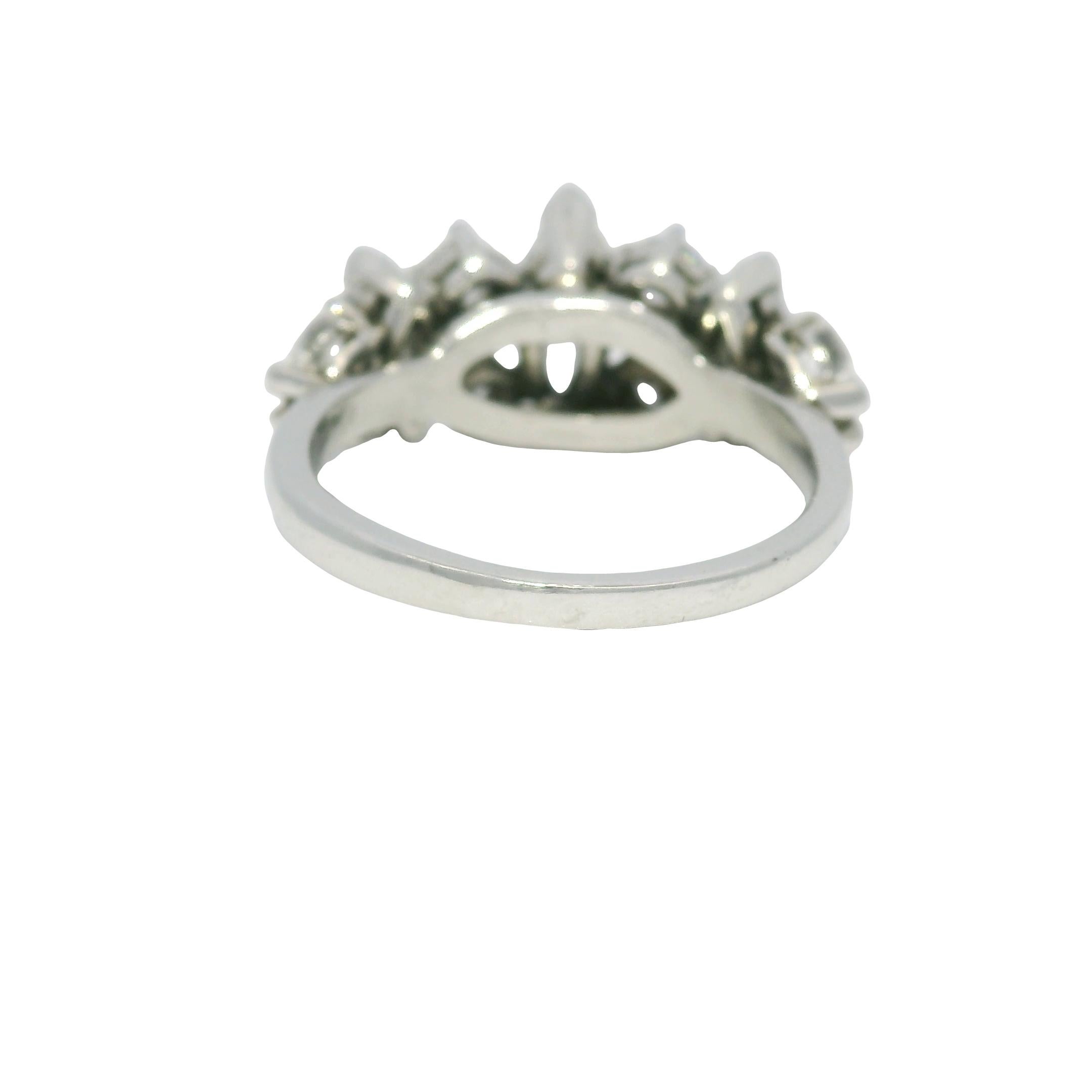 De las mujeres Natural Marquise Cut Diamond With Accent Side Stones Platinum Ring In Stock en venta