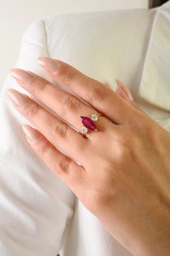 Anillo de tres piedras de oro amarillo de 18 quilates con rubí natural de talla marquesa y diamantes de 1,29 quilates de peso total