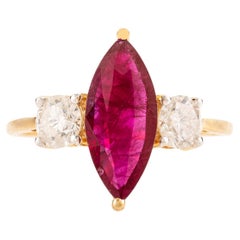 Anillo de tres piedras de oro amarillo de 18 quilates con rubí natural de talla marquesa y diamantes de 1,29 quilates de peso total
