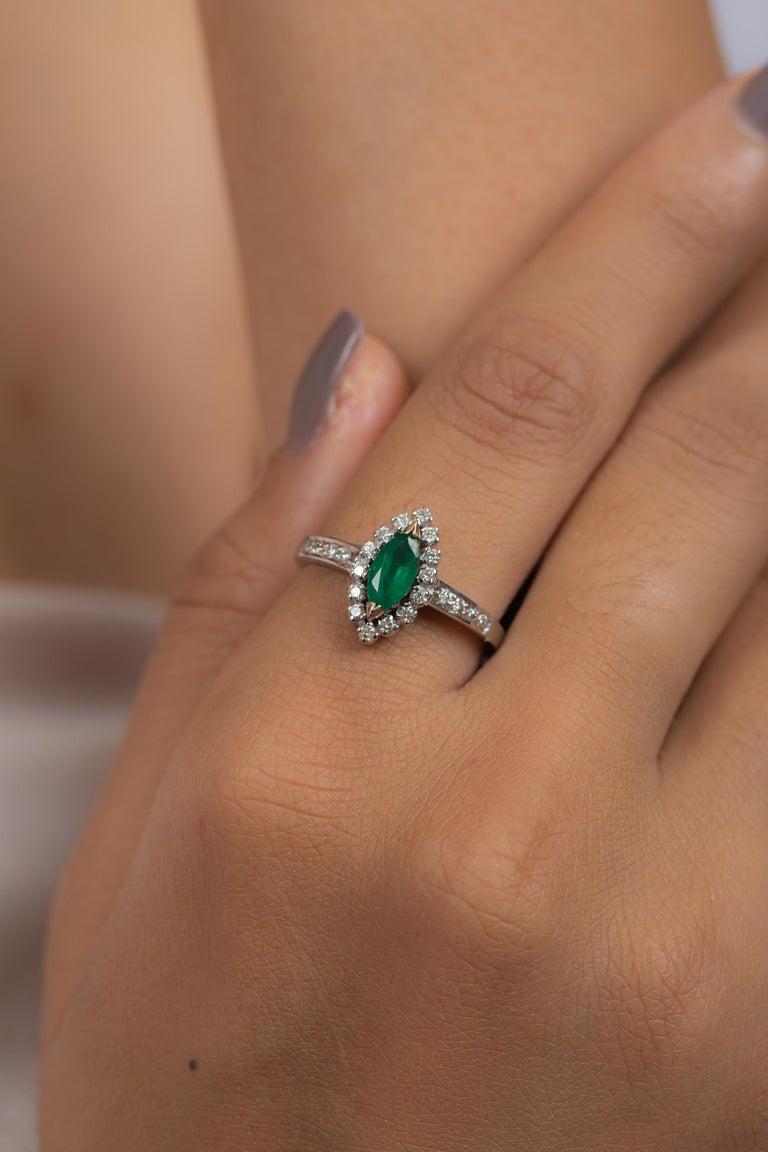 Im Angebot: Natürlicher Marquise-Smaragdring mit Diamant-Halo aus 14 Karat massivem Weißgold () 3