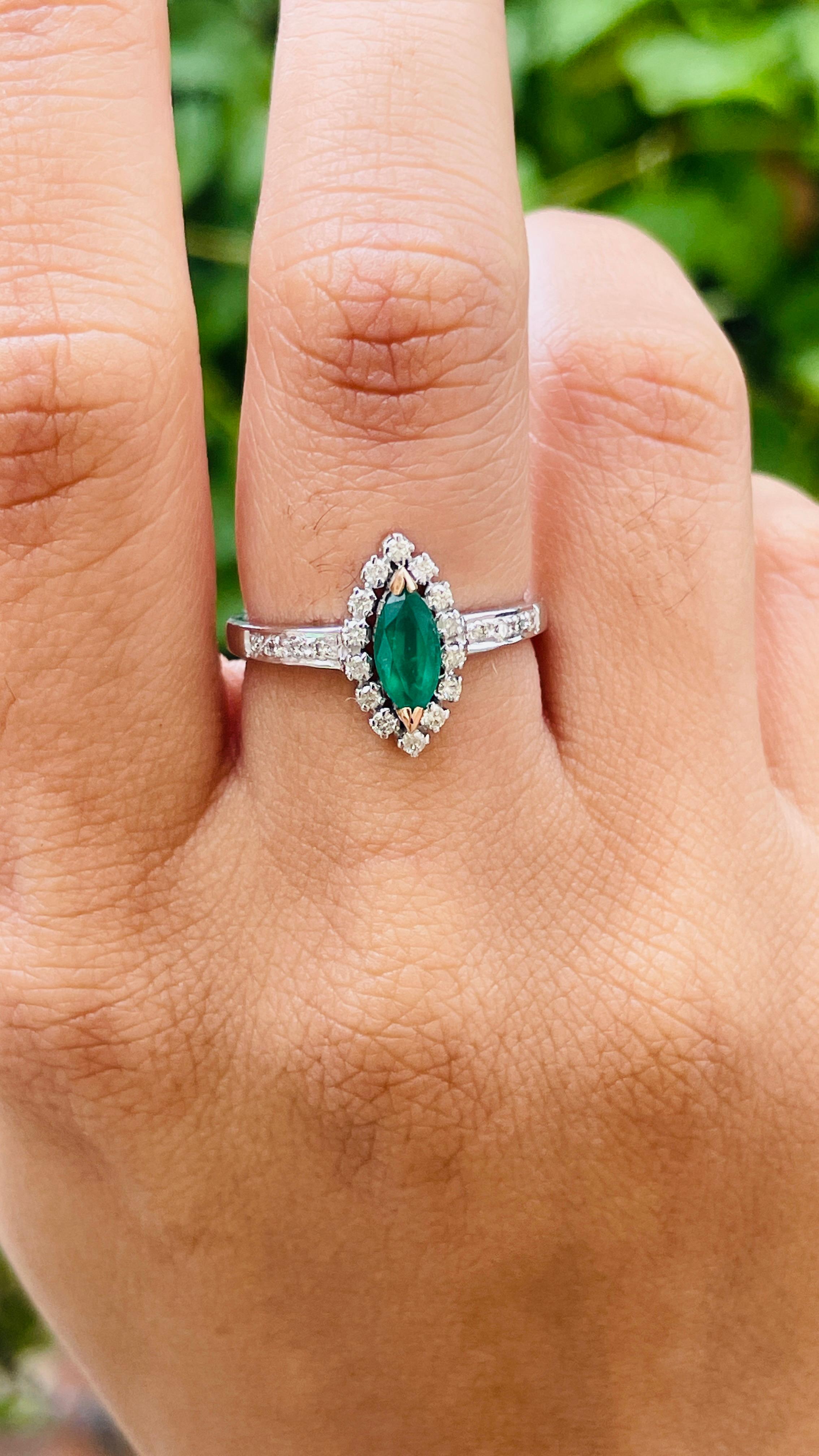 Im Angebot: Natürlicher Marquise-Smaragdring mit Diamant-Halo aus 14 Karat massivem Weißgold () 5