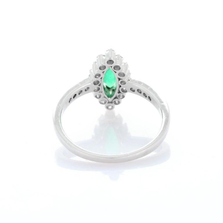 Im Angebot: Natürlicher Marquise-Smaragdring mit Diamant-Halo aus 14 Karat massivem Weißgold () 7