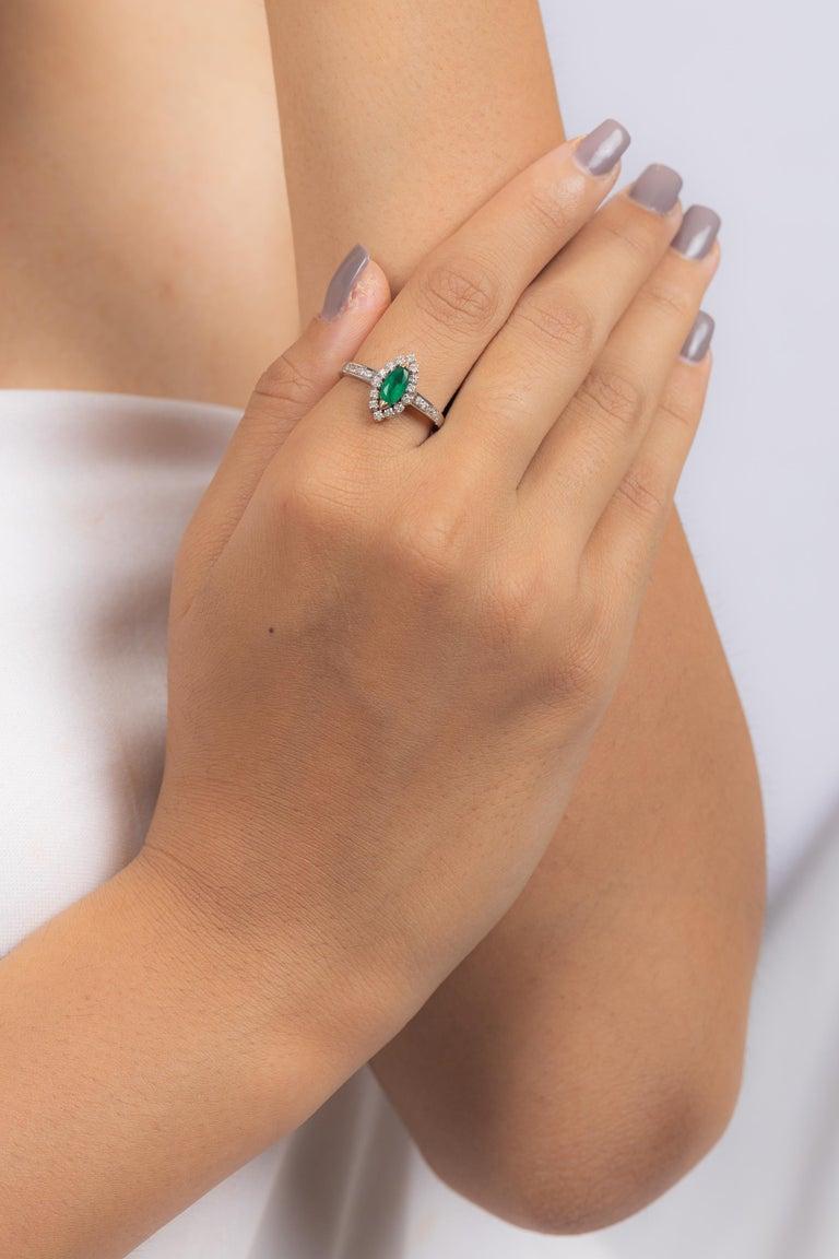 Im Angebot: Natürlicher Marquise-Smaragdring mit Diamant-Halo aus 14 Karat massivem Weißgold () 8
