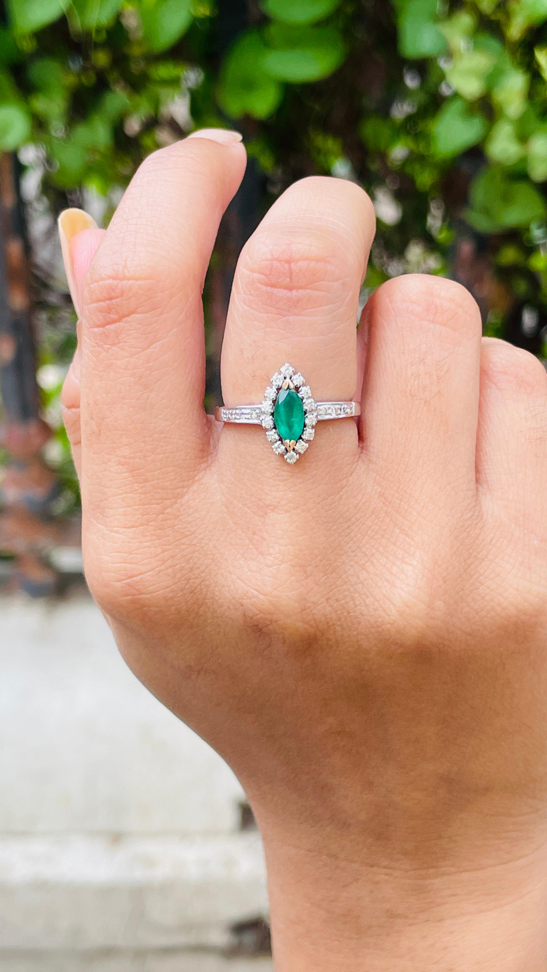 Im Angebot: Natürlicher Marquise-Smaragdring mit Diamant-Halo aus 14 Karat massivem Weißgold () 9