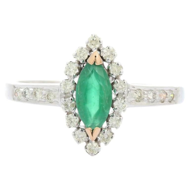 Anillo de Esmeralda Marquesa Natural con Halo de Diamantes en Oro Blanco Macizo de 14k