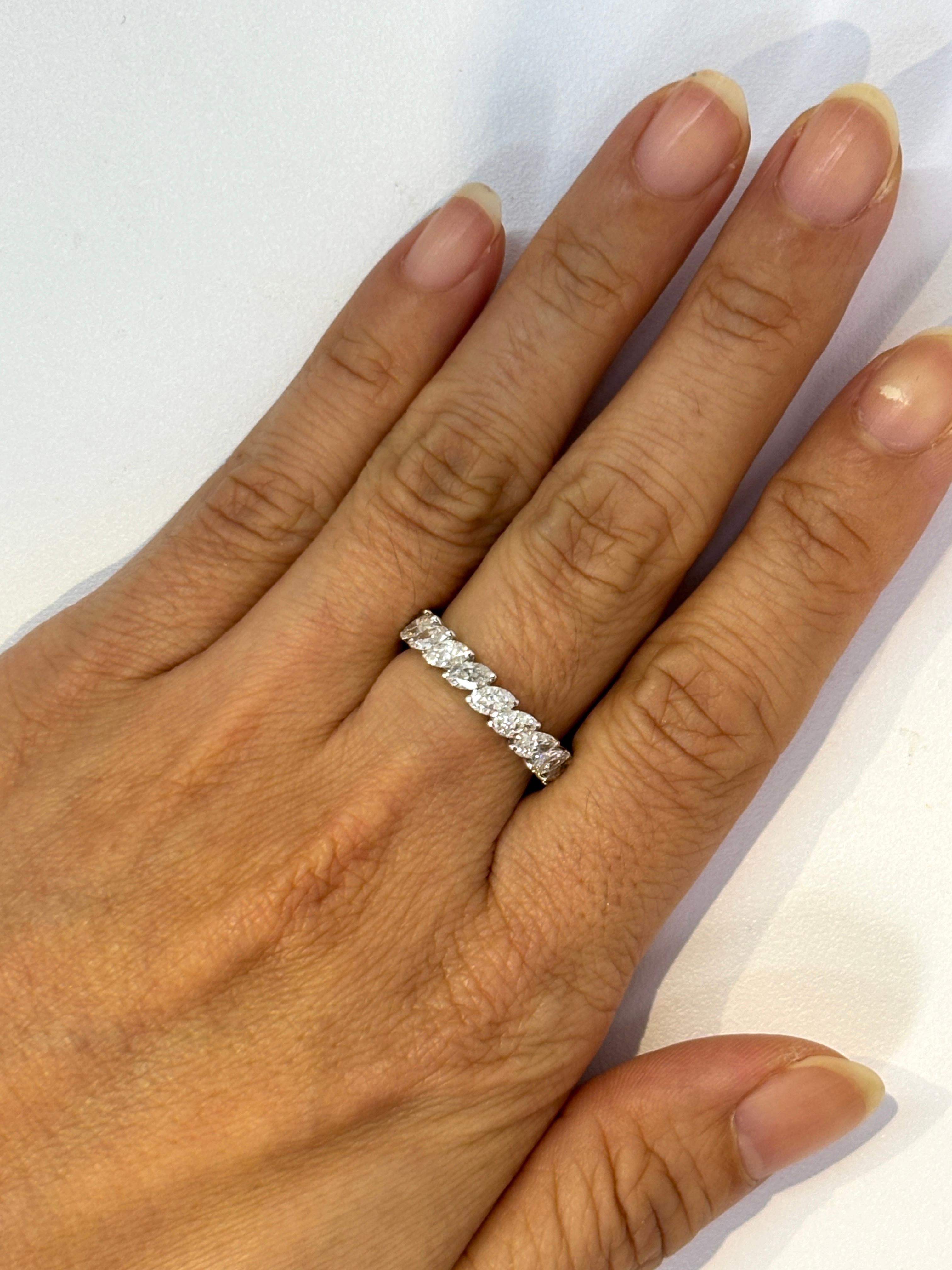 Bague d'éternité en platine avec diamants blancs de forme marquise naturelle Neuf - En vente à Hong Kong, HK