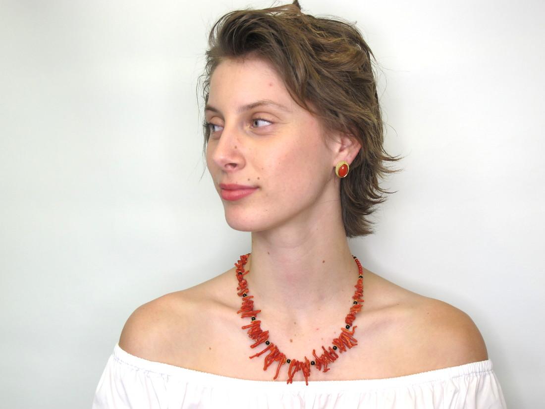18-Inch Natural Mediterranean Red Coral Branch & Onyx Bead Necklace w/ 22k Gold In New Condition In Los Angeles, CA