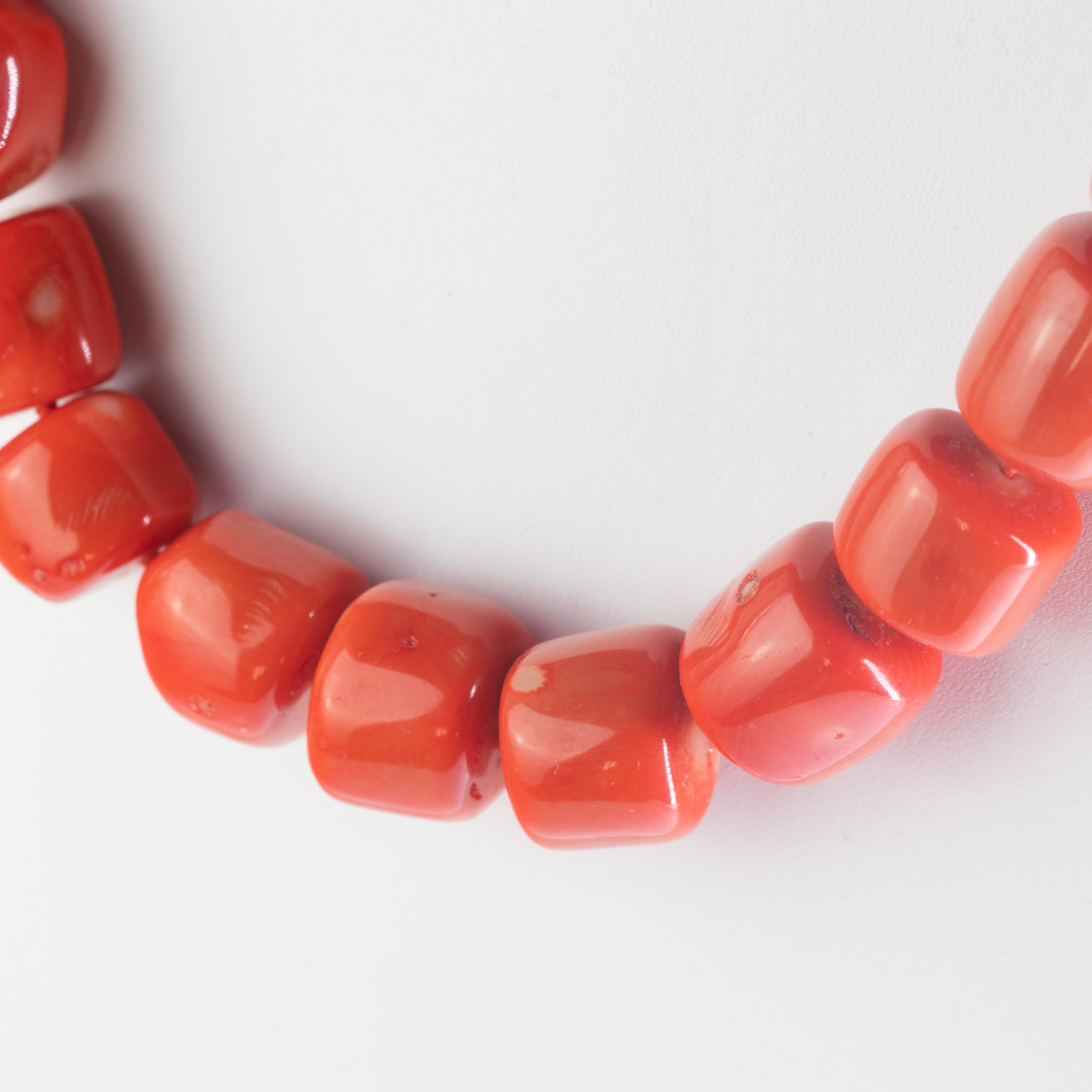 This modern and fashionable red bamboo coral necklace is inspired in a soft summer look. For a fearless and elegant woman not afraid of color and uniqueness. With a touch of modernity and natural bright through 44 coral beads shapped as unequal