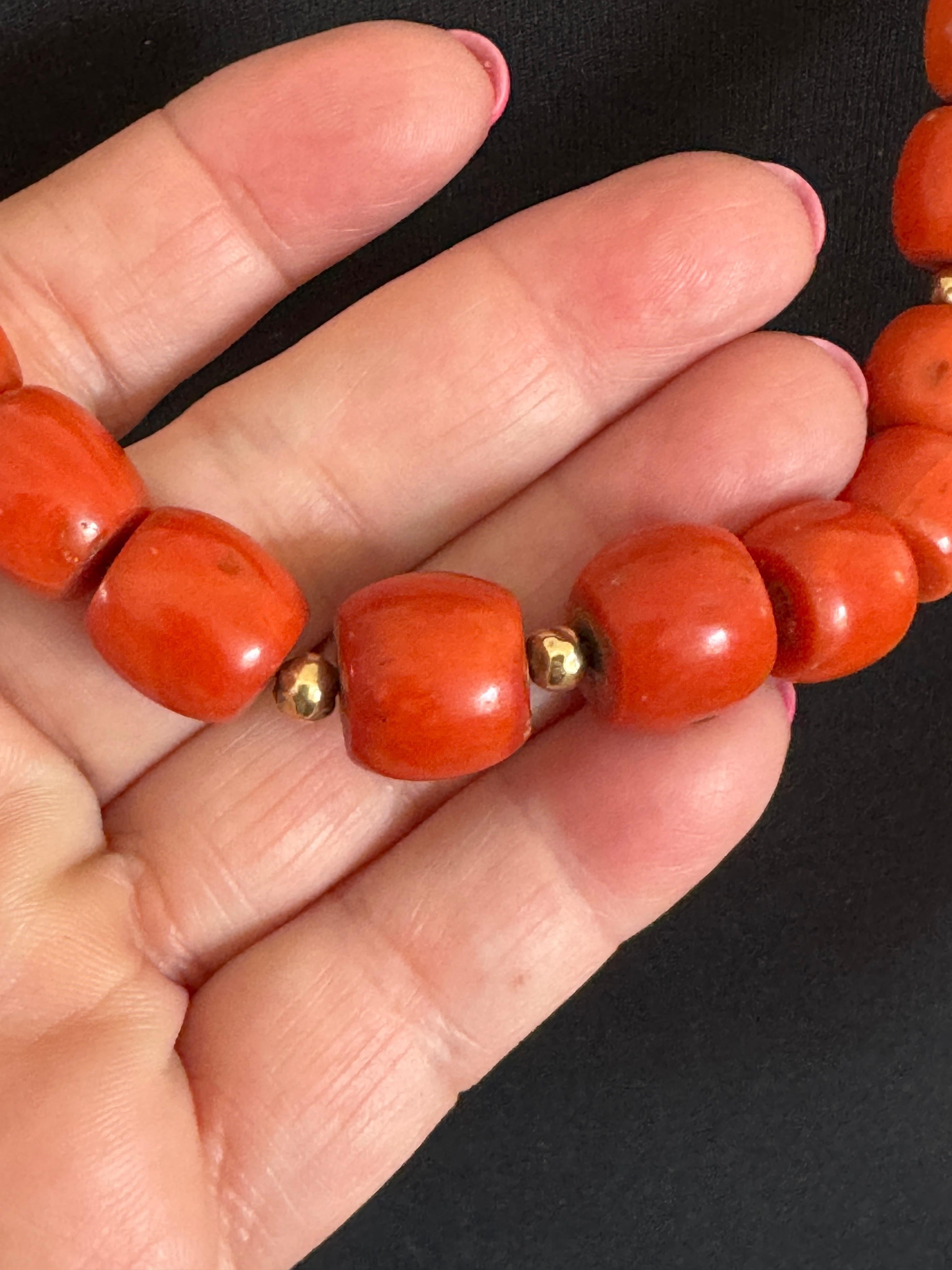 Natürliche mediterrane GIA Rote Koralle Gold 14 Karat Perlen Halskette im Angebot 5