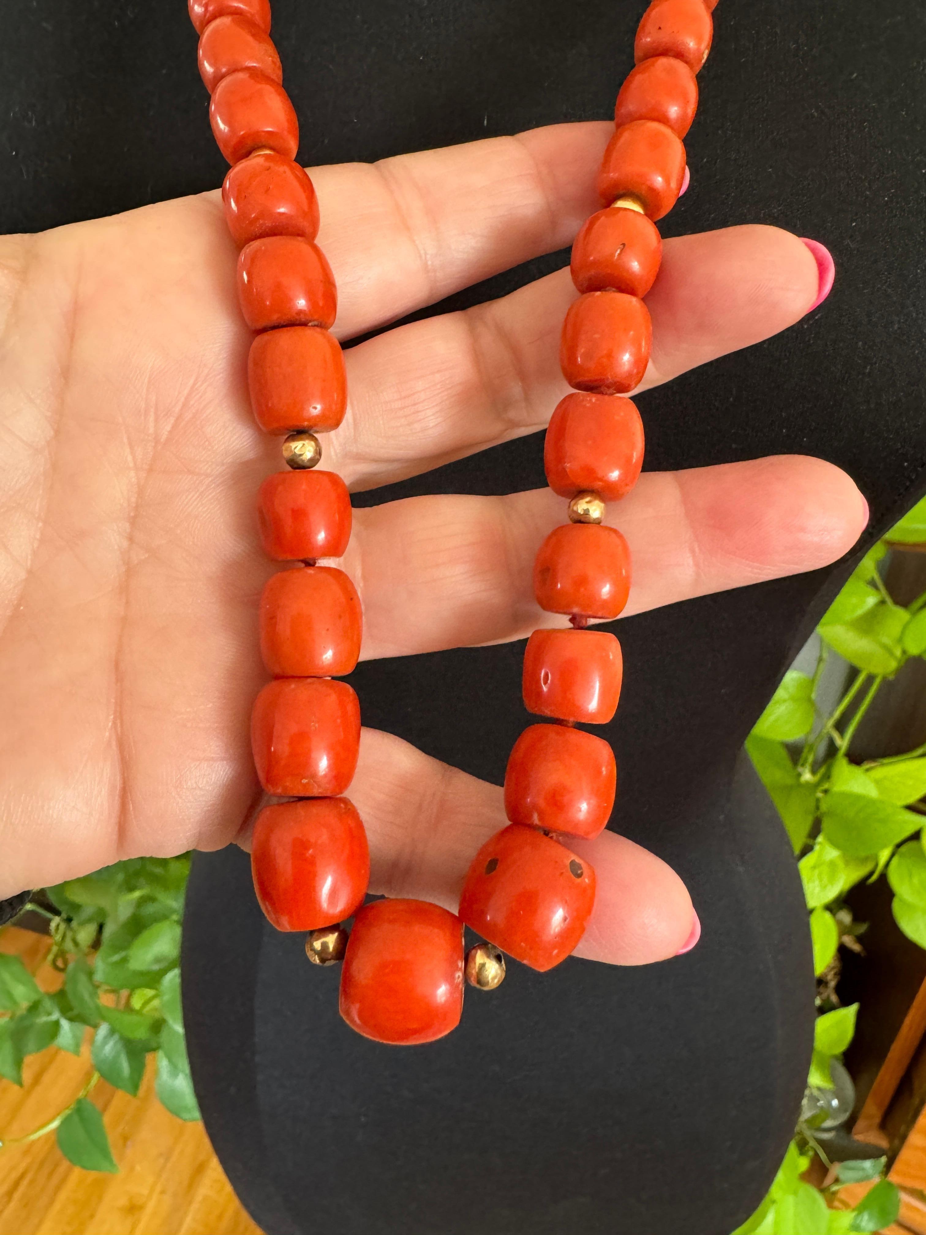 Natürliche mediterrane GIA Rote Koralle Gold 14 Karat Perlen Halskette im Angebot 4