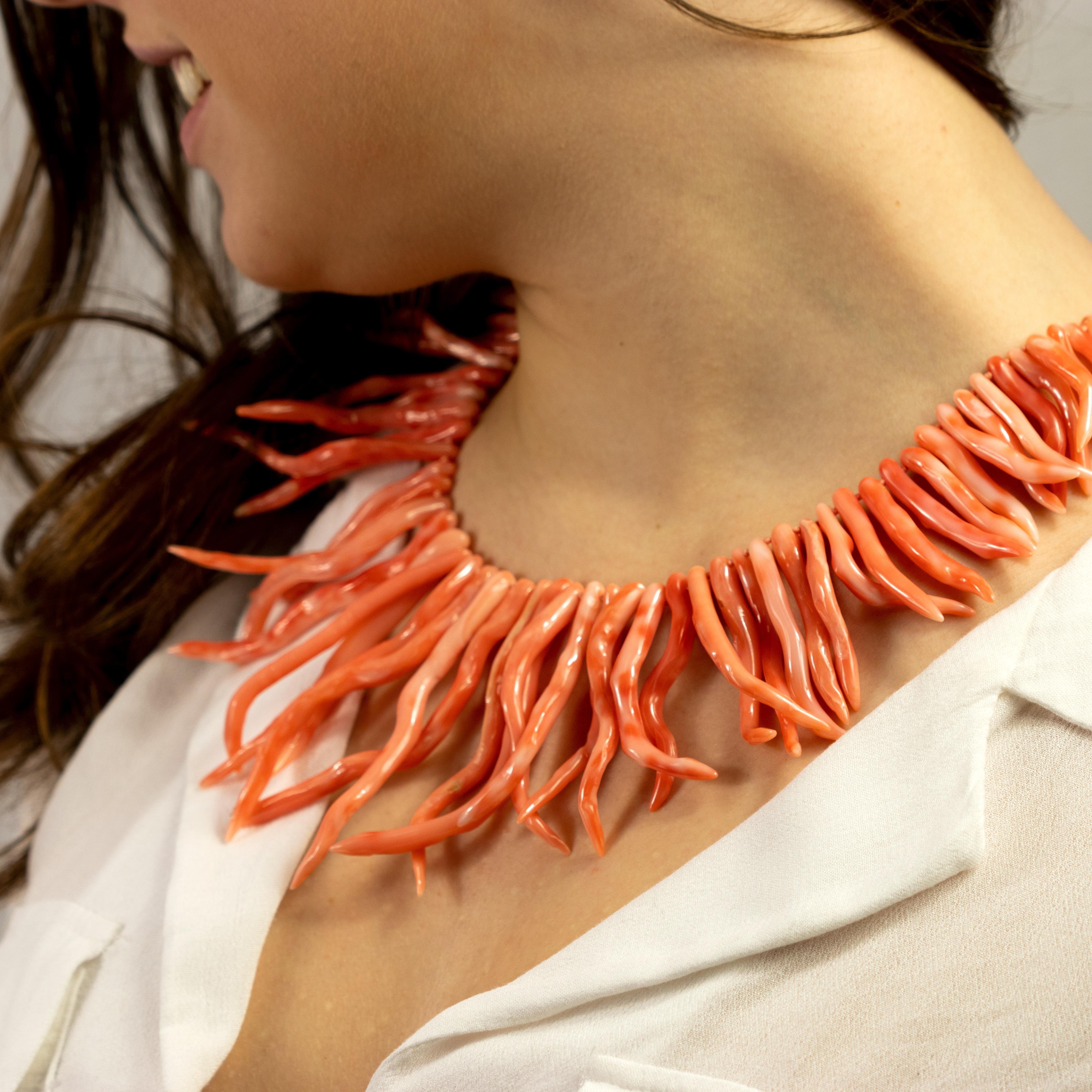 Art Déco Rami di corallo rosa naturale del Mediterraneo Collana fatta a mano in argento 925 Reaf in vendita