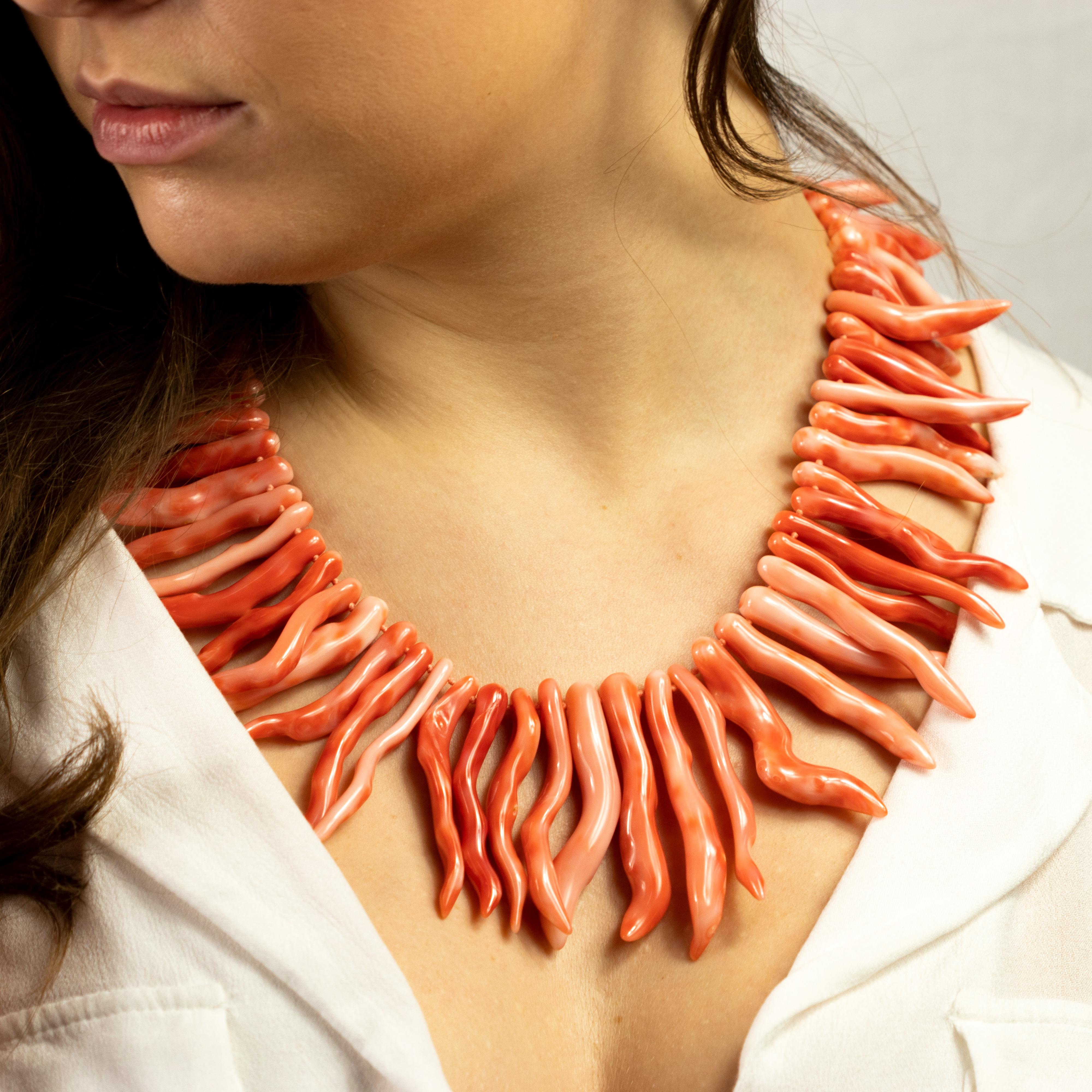 Contemporaneo Collana fatta a mano in argento 925 con rami di corallo rosso naturale del Mediterraneo in vendita