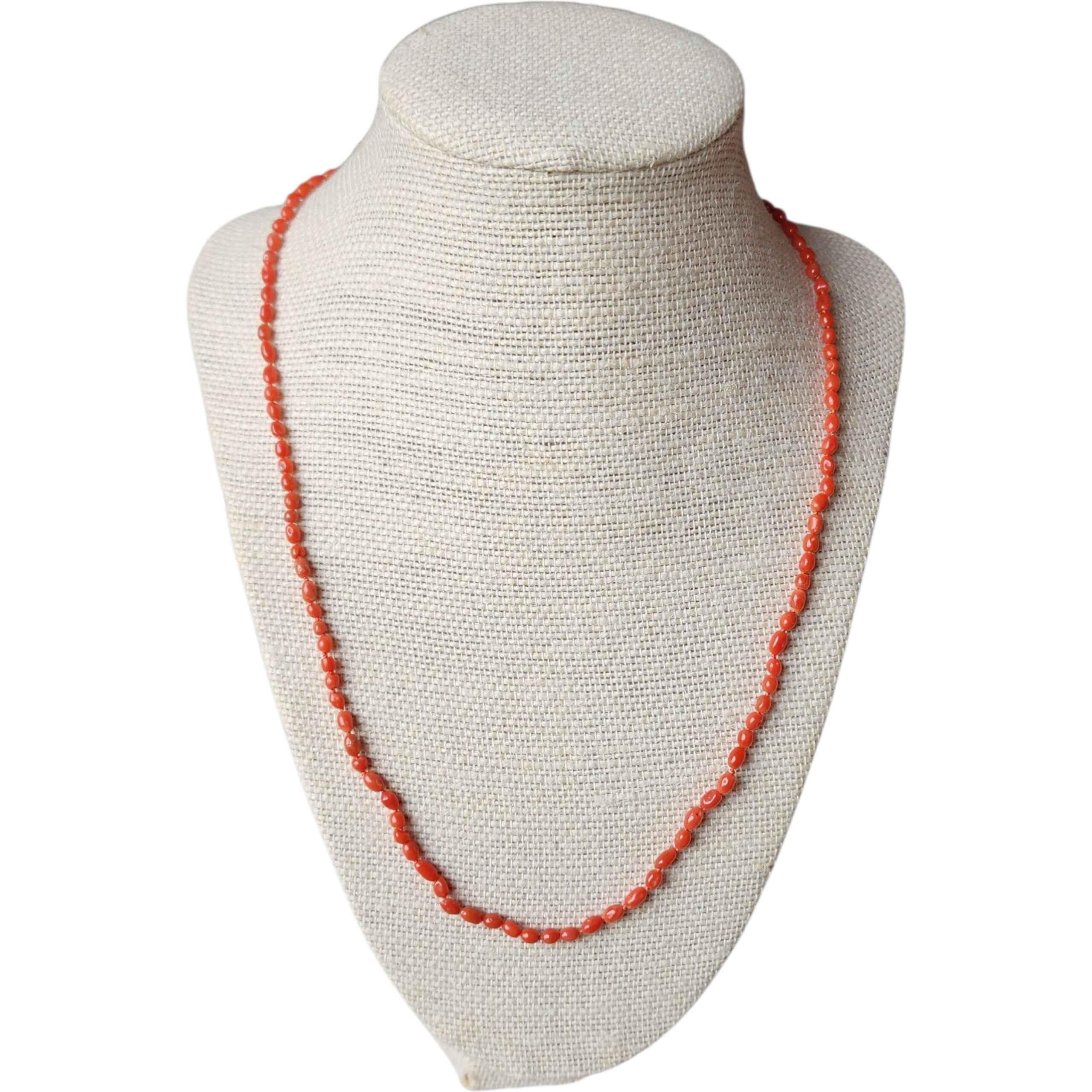 Élevez votre collection de bijoux avec cet élégant collier vintage en corail rouge naturel de la Méditerranée, enfilé à la main avec des perles de corail classiques en forme de riz dans de riches nuances chaudes de rouge, d'orange et de saumon