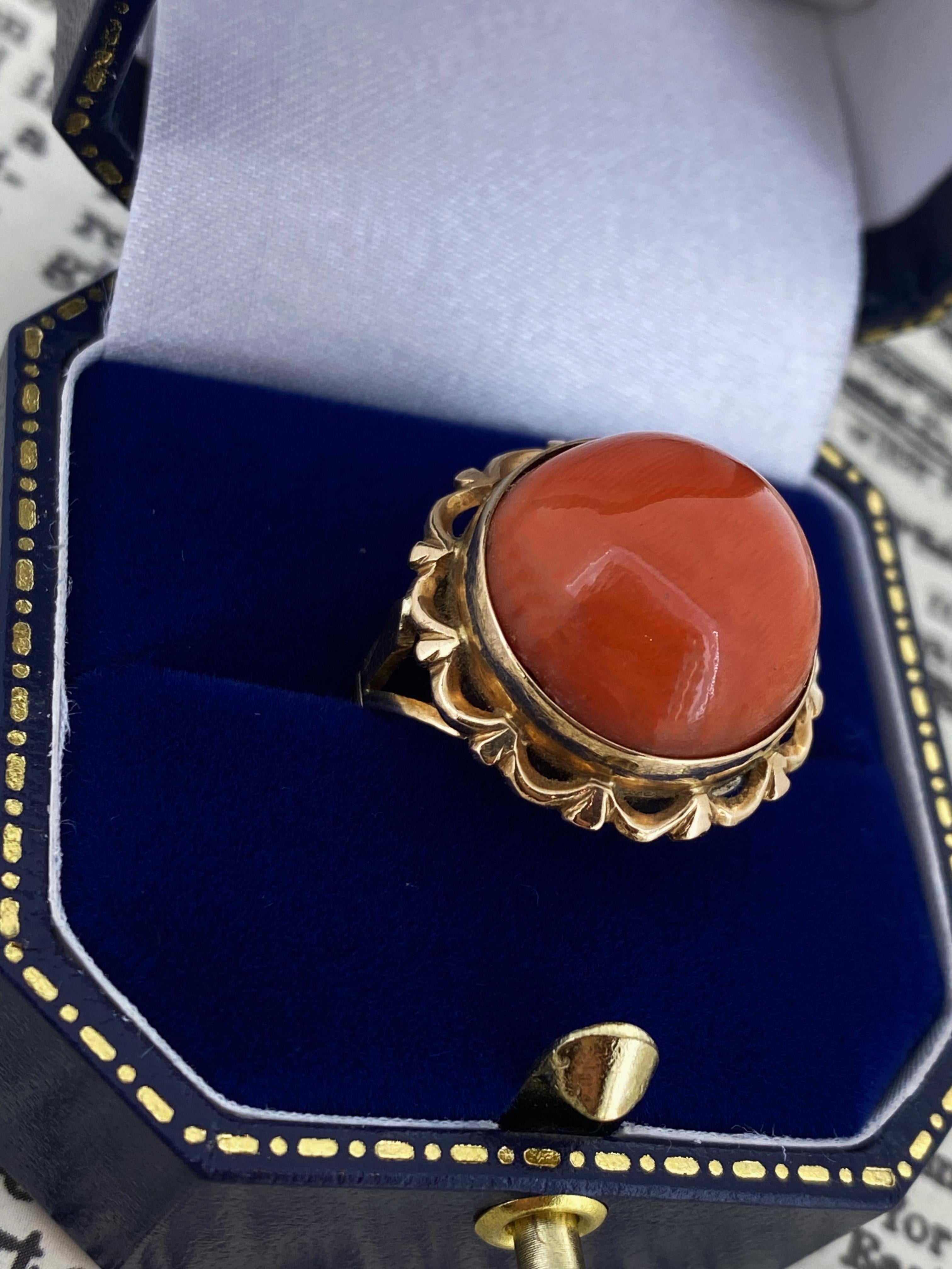 Women's Natural Mediterranean Salmon Red 16mm Coral Ring in 14K Rose Gold, Italy c1950's For Sale