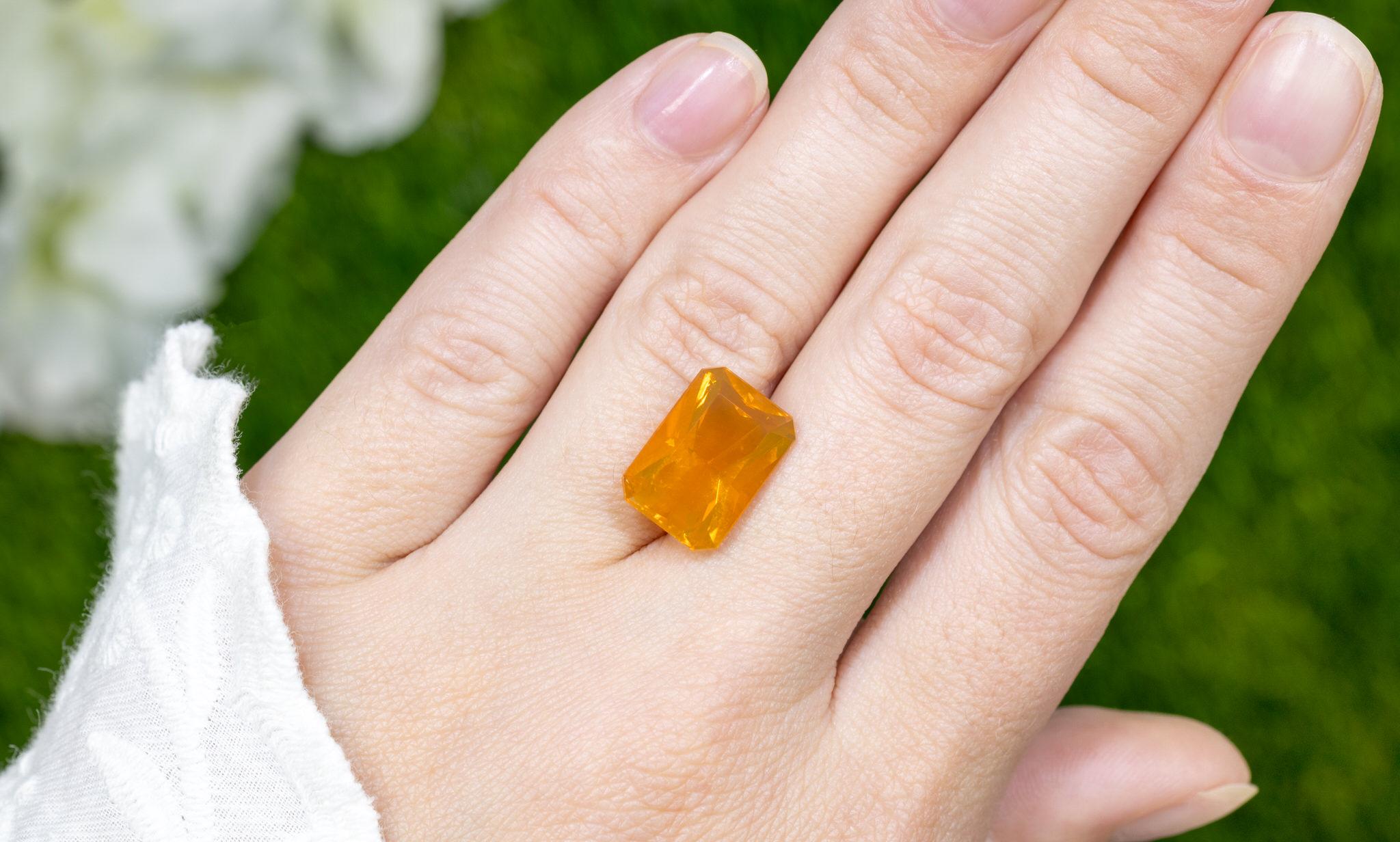 Enflammez votre collection avec l'éclat captivant de cette opale de feu mexicaine naturelle de 5,45 carats, taillée de manière experte en taille émeraude pour maximiser son rayonnement. Provenant du Mexique, cette pierre précieuse brille d'une