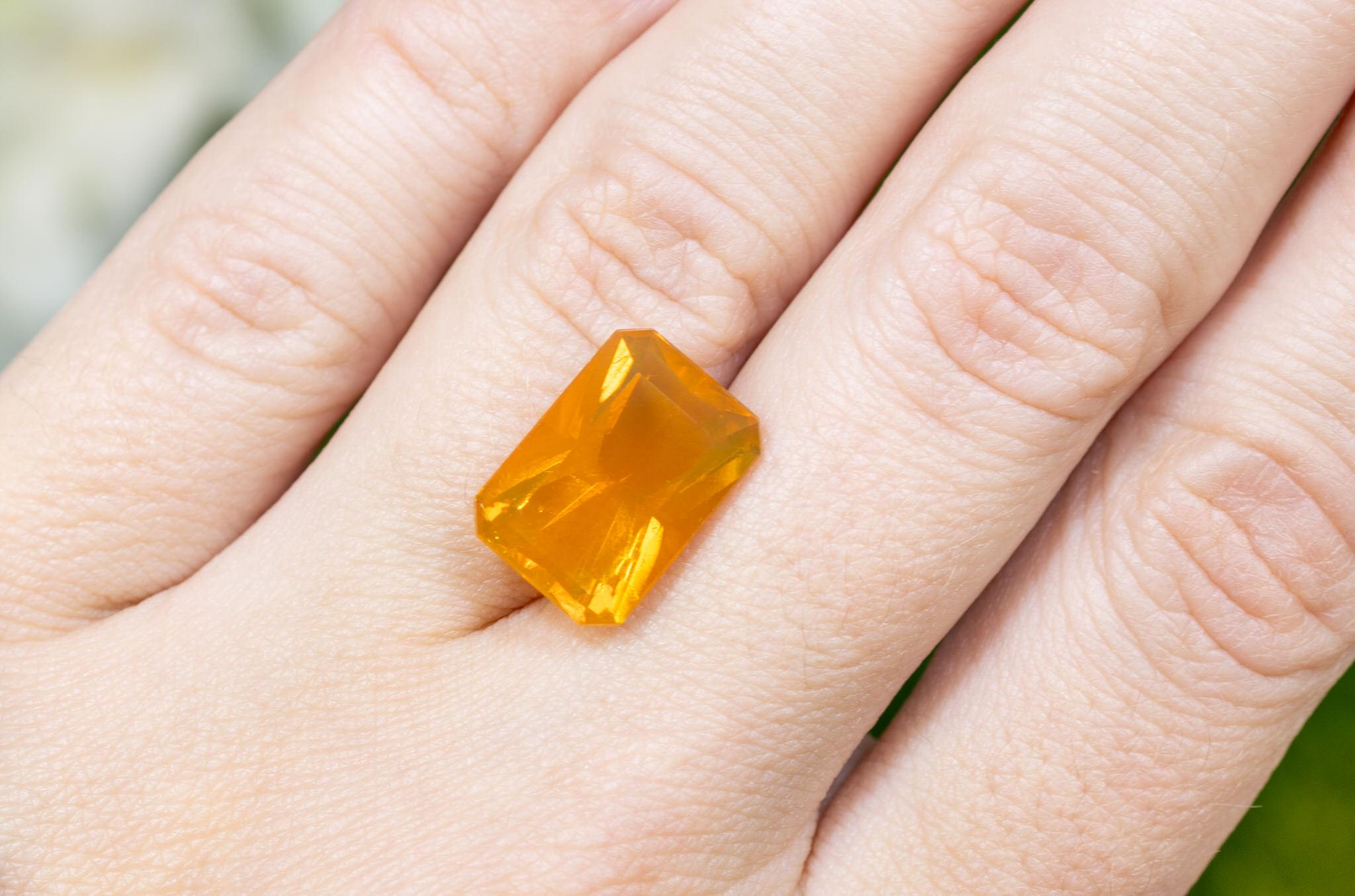 Natürlicher mexikanischer Feueropal 5,45 Karat Smaragdschliff Lose Edelstein Play-of-Color (Zeitgenössisch) im Angebot