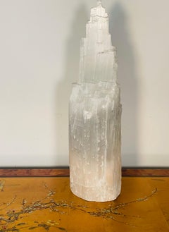 Tour lumineuse en sélénite, minéral naturel