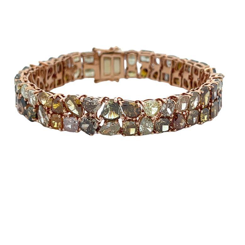 Descubre el encanto de la sofisticación atemporal con nuestra exquisita Pulsera Elegancia de Diamantes, una pieza destacada que realza cualquier atuendo con su radiante encanto.  Esta pulsera es un verdadero testimonio de artesanía, diseñada como