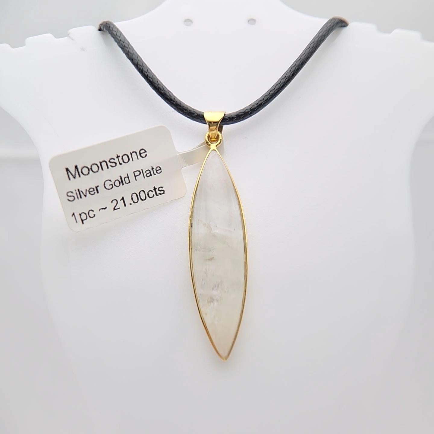Artista Ciondolo di pietra lunare naturale placcato in argento sterling  con oro giallo in vendita