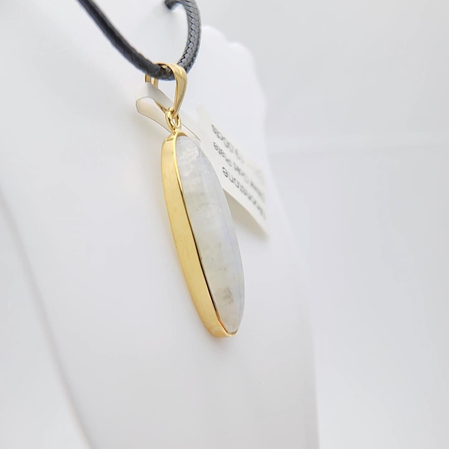 Taglio ovale Ciondolo di pietra lunare naturale placcato in argento sterling  con oro giallo in vendita