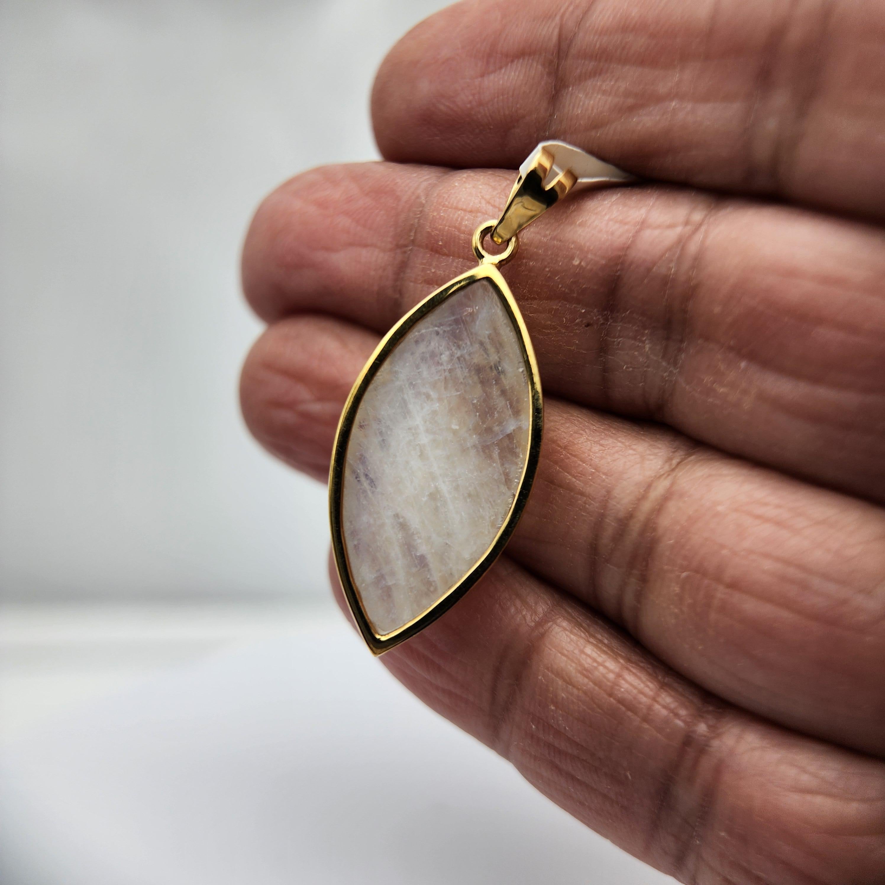 Taglio marquise Ciondolo di pietra lunare naturale placcato in argento sterling  con oro giallo in vendita