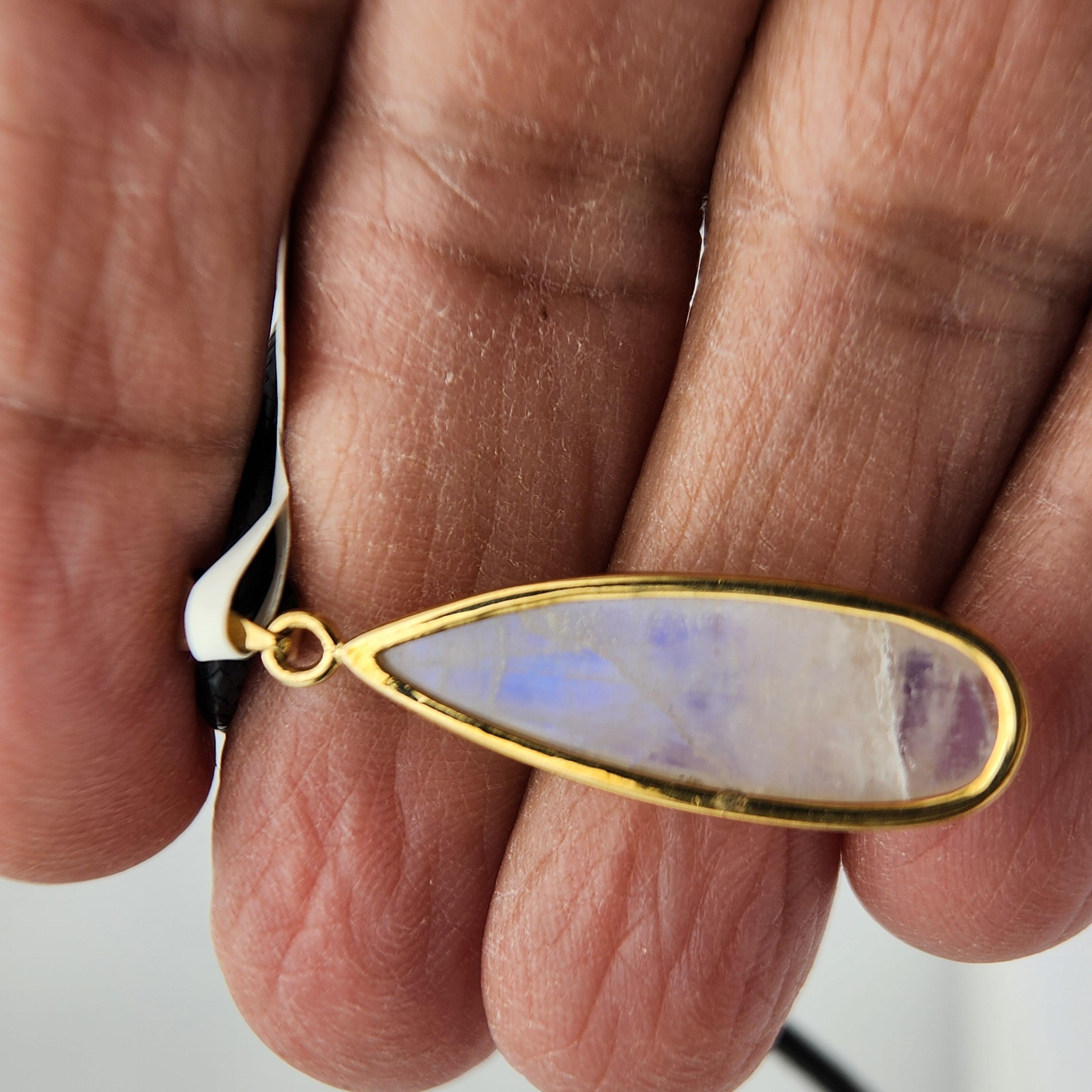Taglio a goccia Ciondolo di pietra lunare naturale placcato in argento sterling  con oro giallo in vendita